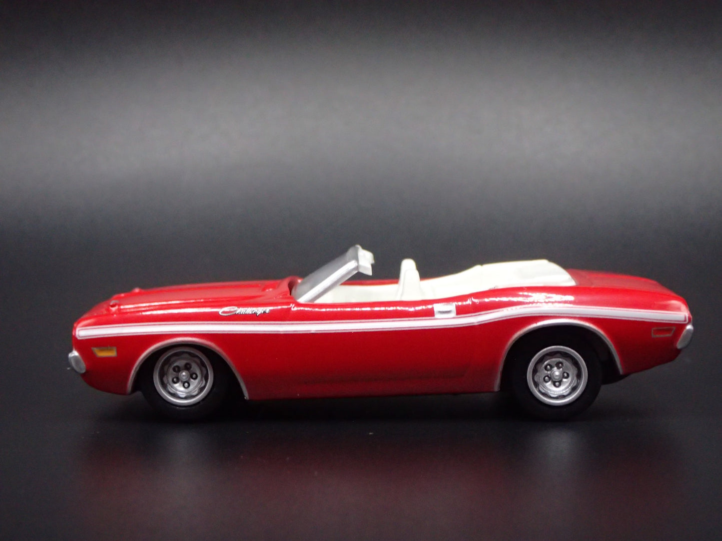 1971 71 DODGE CHALLENGER CONVERTIBLE RED 1/64 SCALE DIORAMA DIECAST MODEL CAR