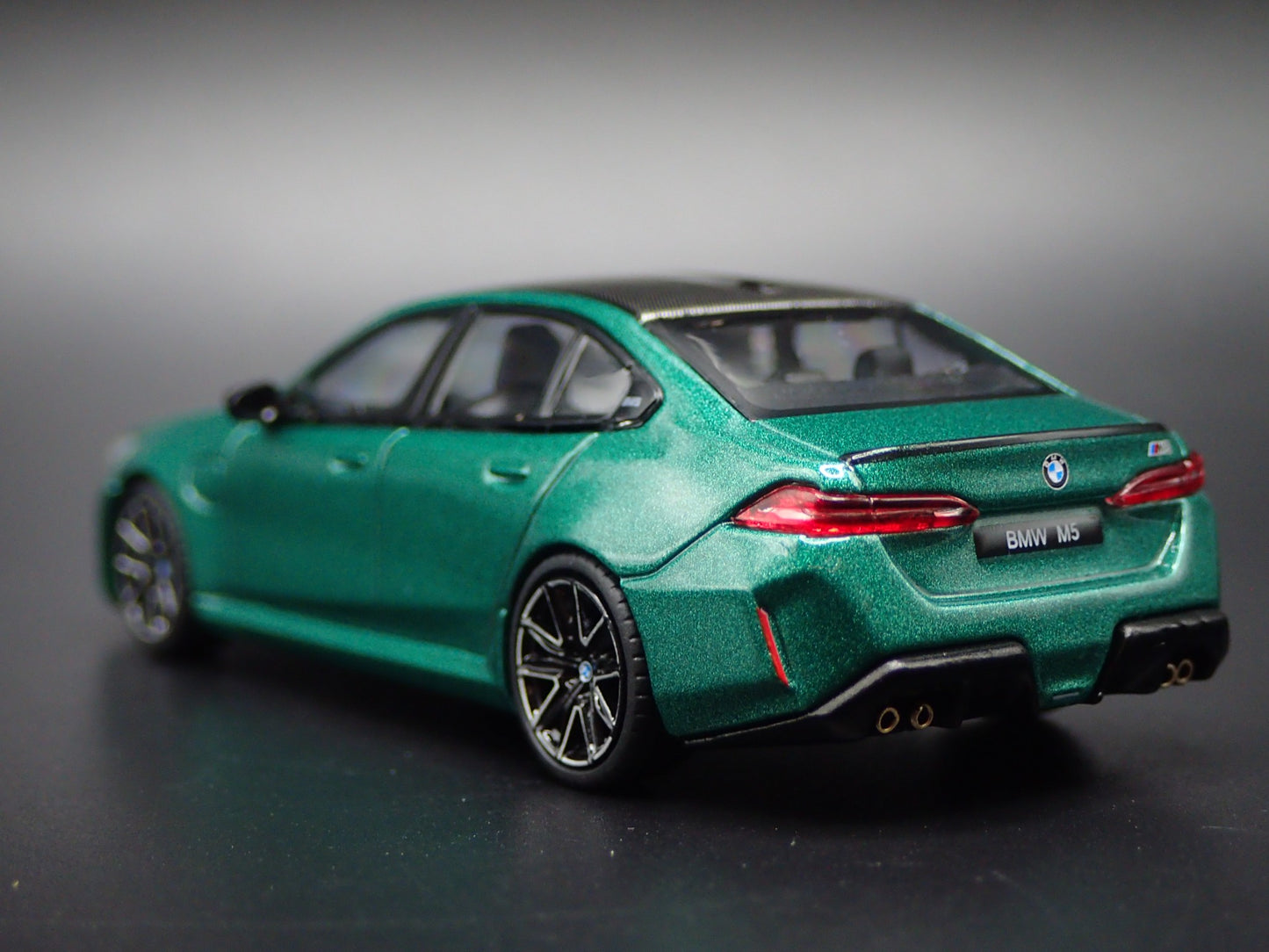 2025-2026 BMW M5 4 FOUR DOOR GREEN 1/64 SCALE DIORAMA DIECAST MODEL CAR