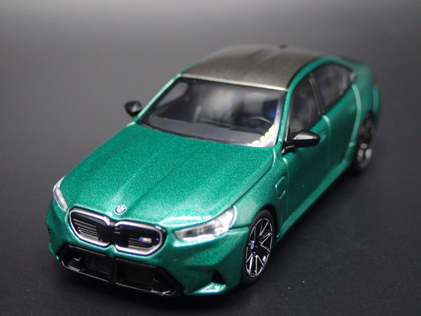 2025-2026 BMW M5 4 FOUR DOOR GREEN 1/64 SCALE DIORAMA DIECAST MODEL CAR