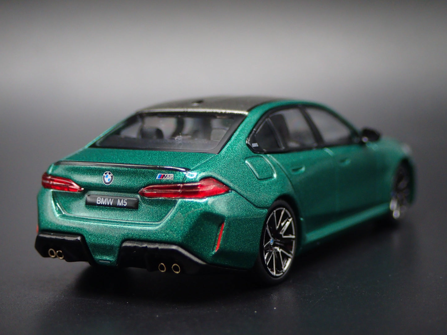 2025-2026 BMW M5 4 FOUR DOOR GREEN 1/64 SCALE DIORAMA DIECAST MODEL CAR
