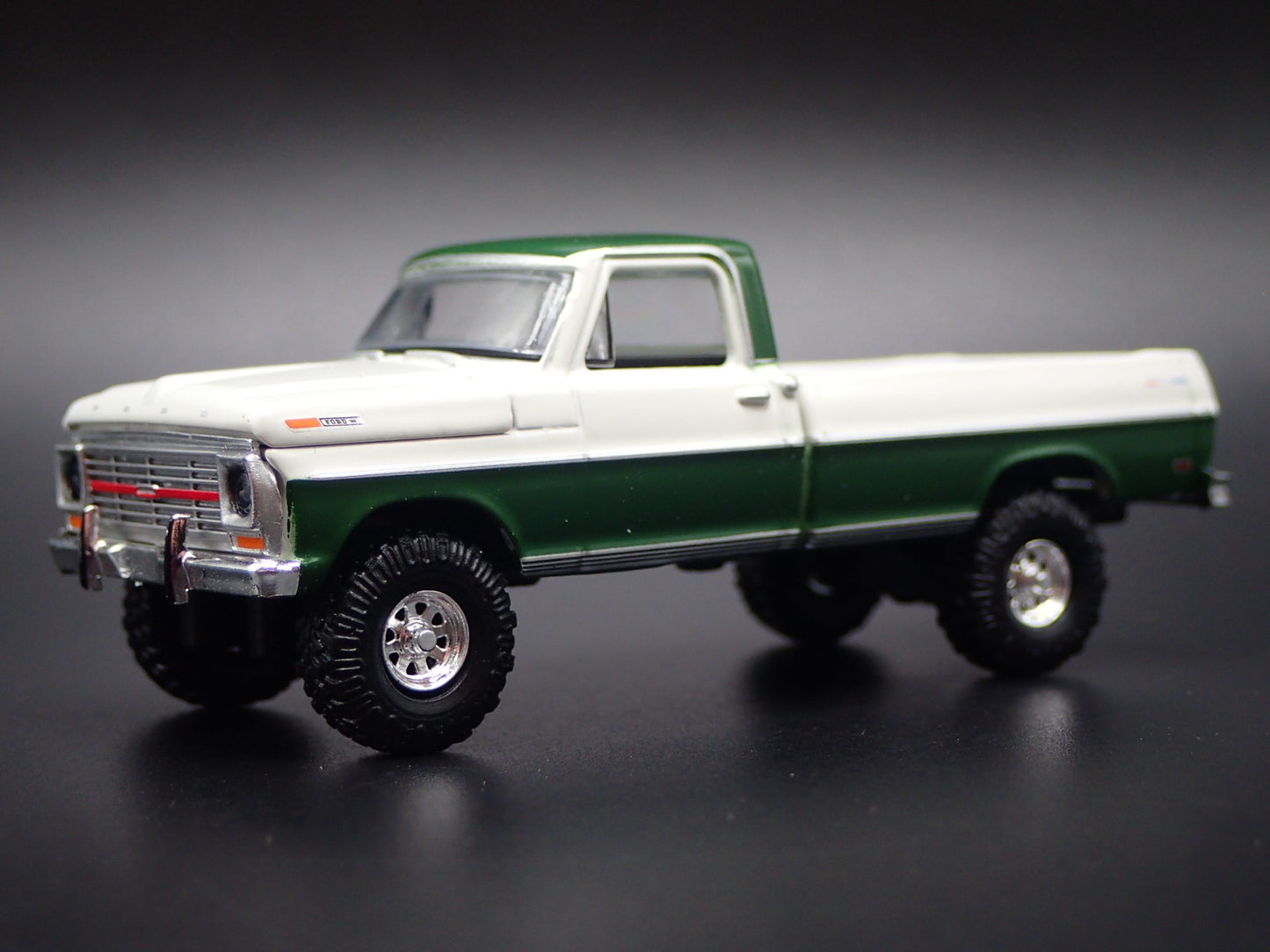 1969 69 FORD F100 RANGER PICKUP TRUCK WHITE 1:64 SCALE DIORAMA DIECAST MODEL CAR