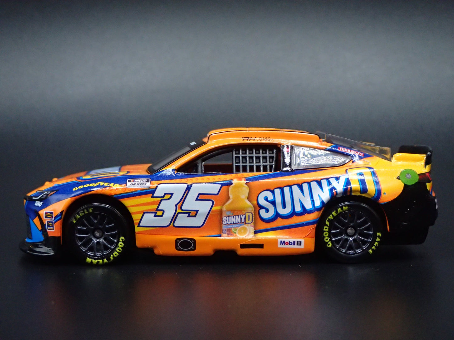 2025 25 TOYOTA CAMRY 35 RILEY HERBST SUNNY D NASCAR 1:64 SCALE DIECAST MODEL CAR
