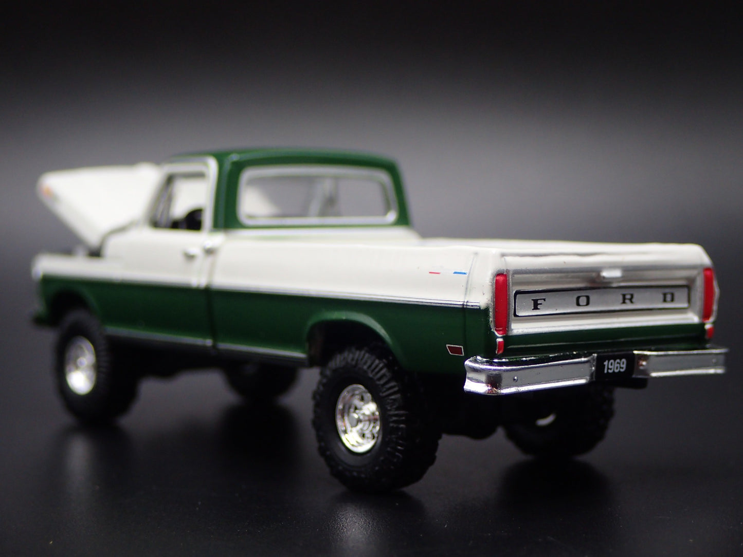 1969 69 FORD F100 RANGER PICKUP TRUCK WHITE 1:64 SCALE DIORAMA DIECAST MODEL CAR