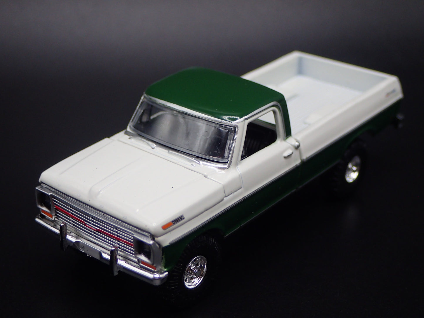 1969 69 FORD F100 RANGER PICKUP TRUCK WHITE 1:64 SCALE DIORAMA DIECAST MODEL CAR