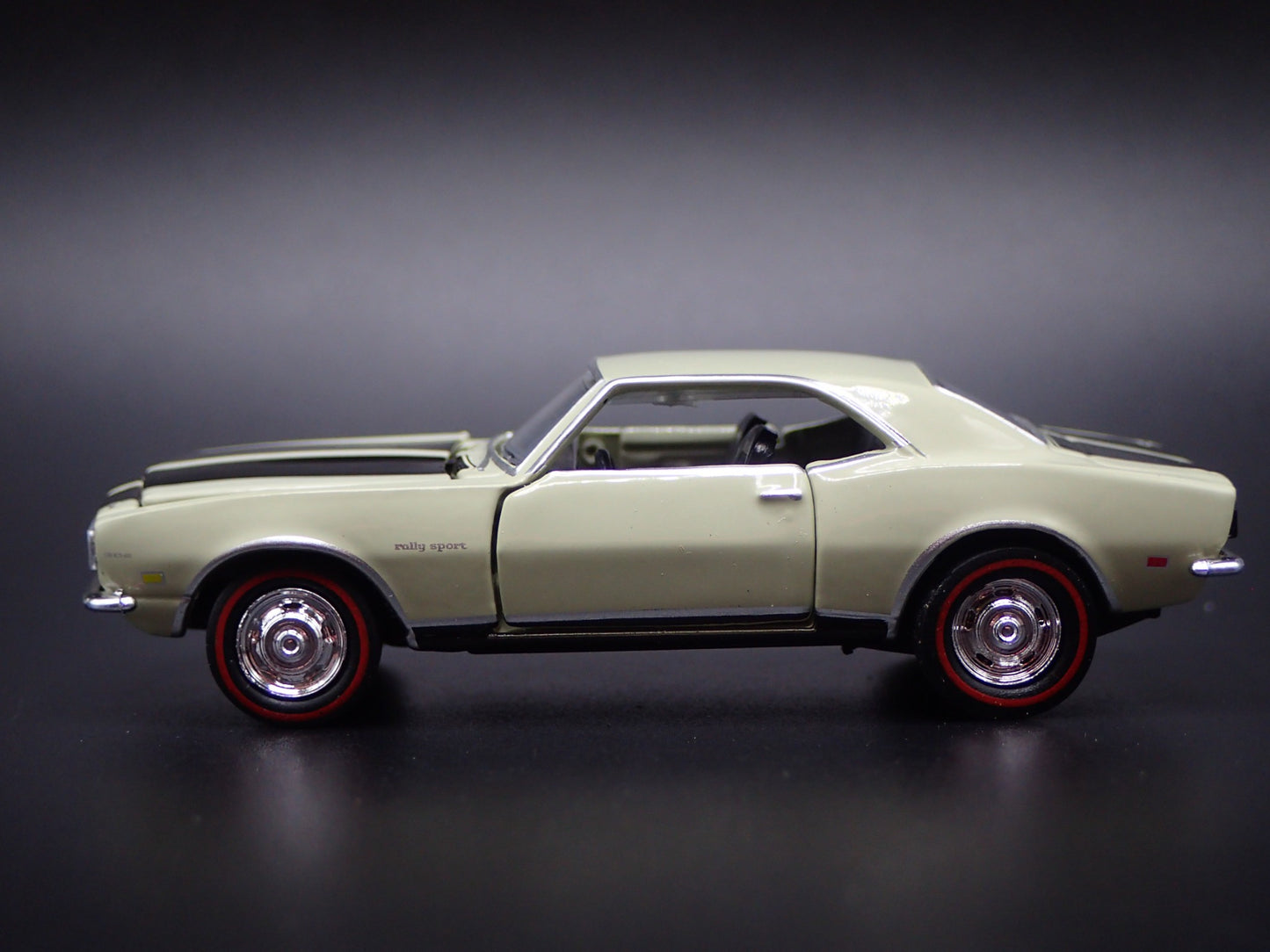 1968 68 CHEVY CHEVROLET CAMARO Z28 RS GREEN 1:64 SCALE DIORAMA DIECAST MODEL CAR