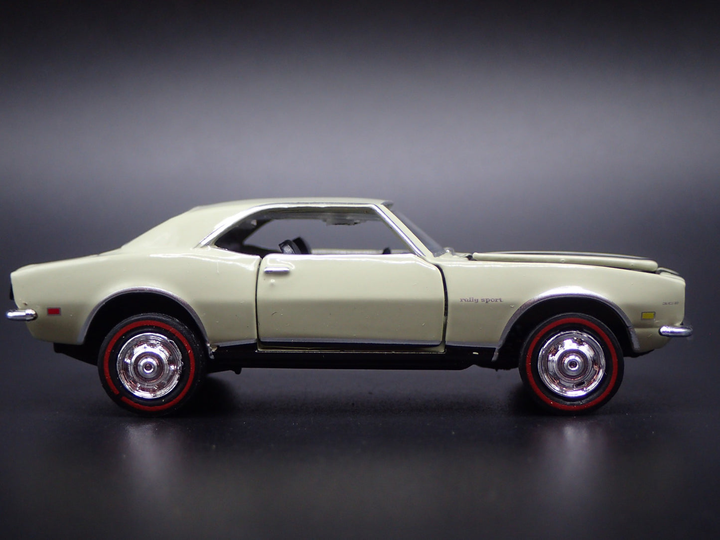 1968 68 CHEVY CHEVROLET CAMARO Z28 RS GREEN 1:64 SCALE DIORAMA DIECAST MODEL CAR