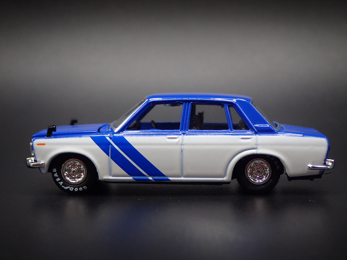 1967-1973 DATSUN BLUEBIRD 1600 SSS FOUR DOOR BLUE 1:64 SCALE DIECAST MODEL CAR
