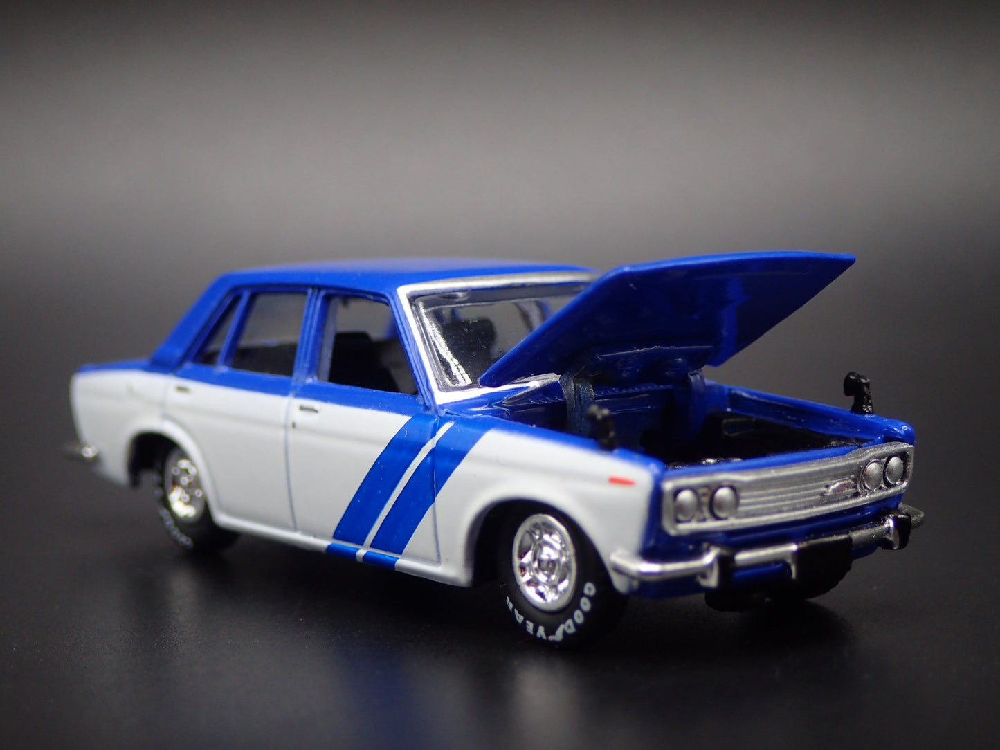 1967-1973 DATSUN BLUEBIRD 1600 SSS FOUR DOOR BLUE 1:64 SCALE DIECAST MODEL CAR