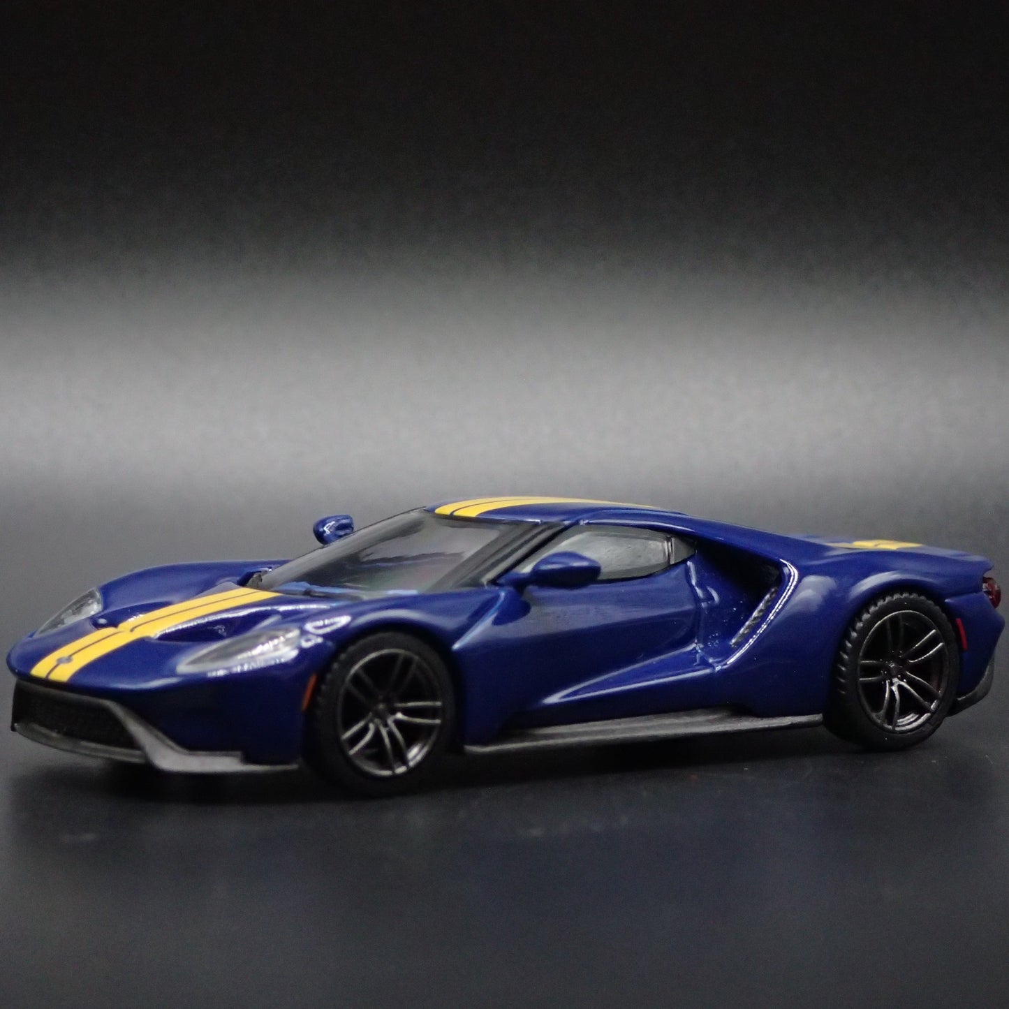 2017-2022 FORD GT SUPERCAR BLUE 1:64 SCALE COLLECTIBLE DIORAMA DIECAST MODEL CAR