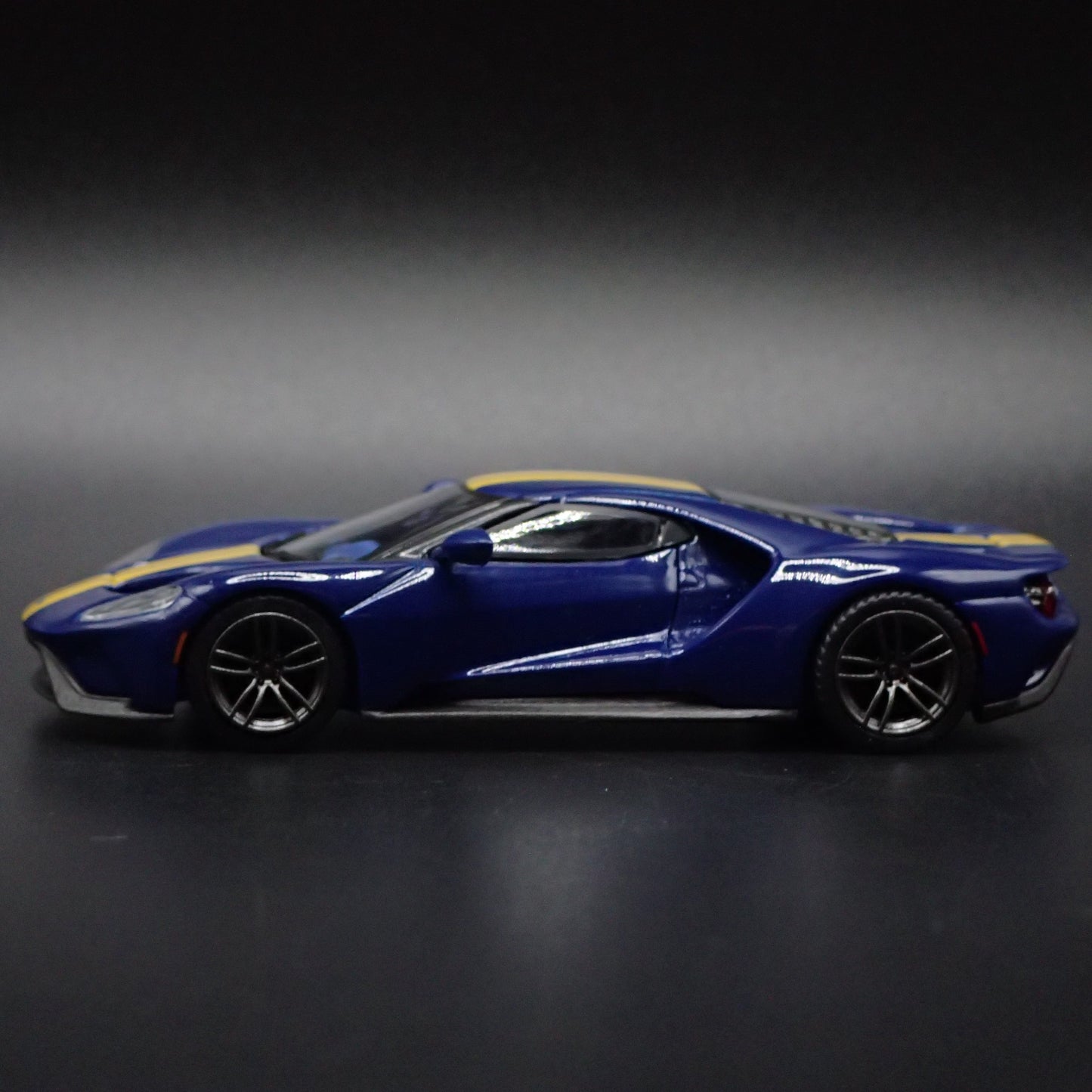 2017-2022 FORD GT SUPERCAR BLUE 1:64 SCALE COLLECTIBLE DIORAMA DIECAST MODEL CAR