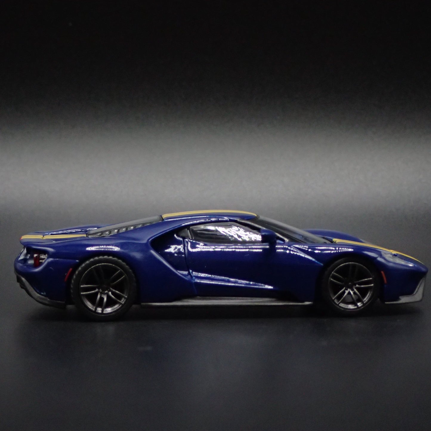 2017-2022 FORD GT SUPERCAR BLUE 1:64 SCALE COLLECTIBLE DIORAMA DIECAST MODEL CAR