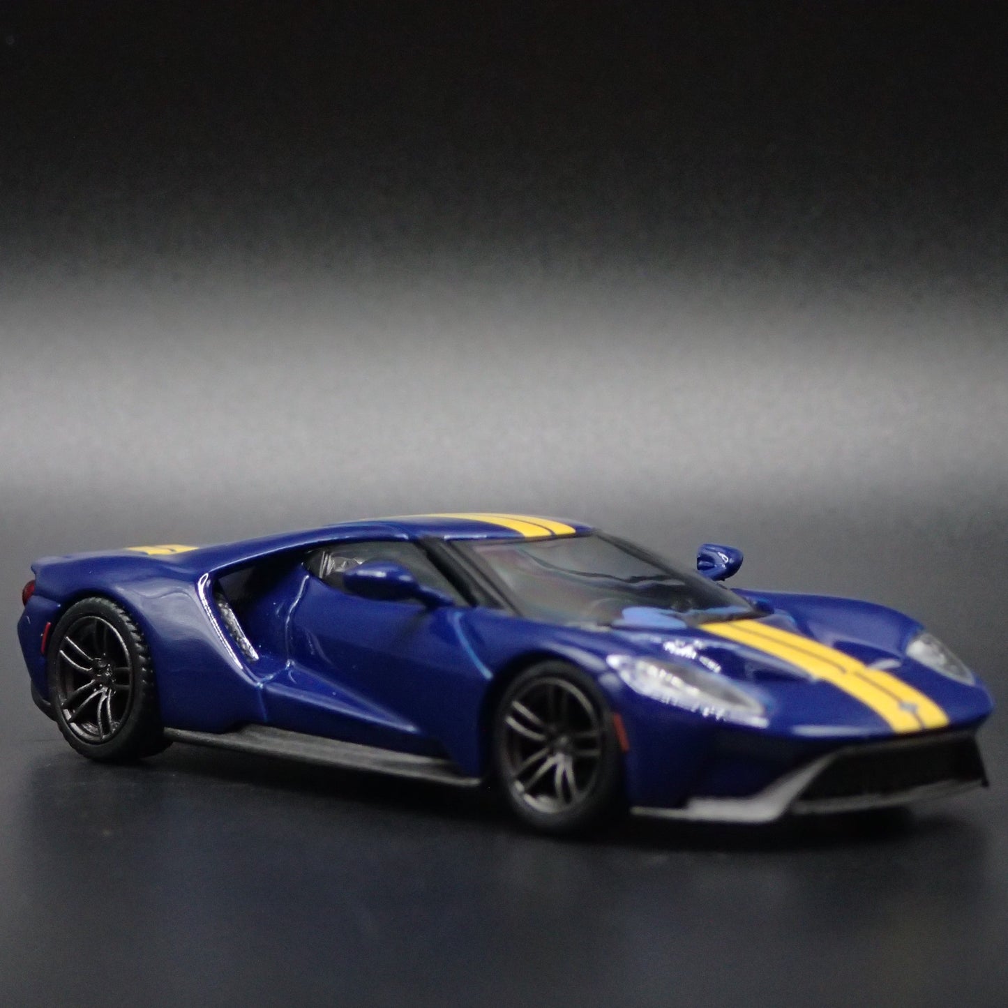 2017-2022 FORD GT SUPERCAR BLUE 1:64 SCALE COLLECTIBLE DIORAMA DIECAST MODEL CAR