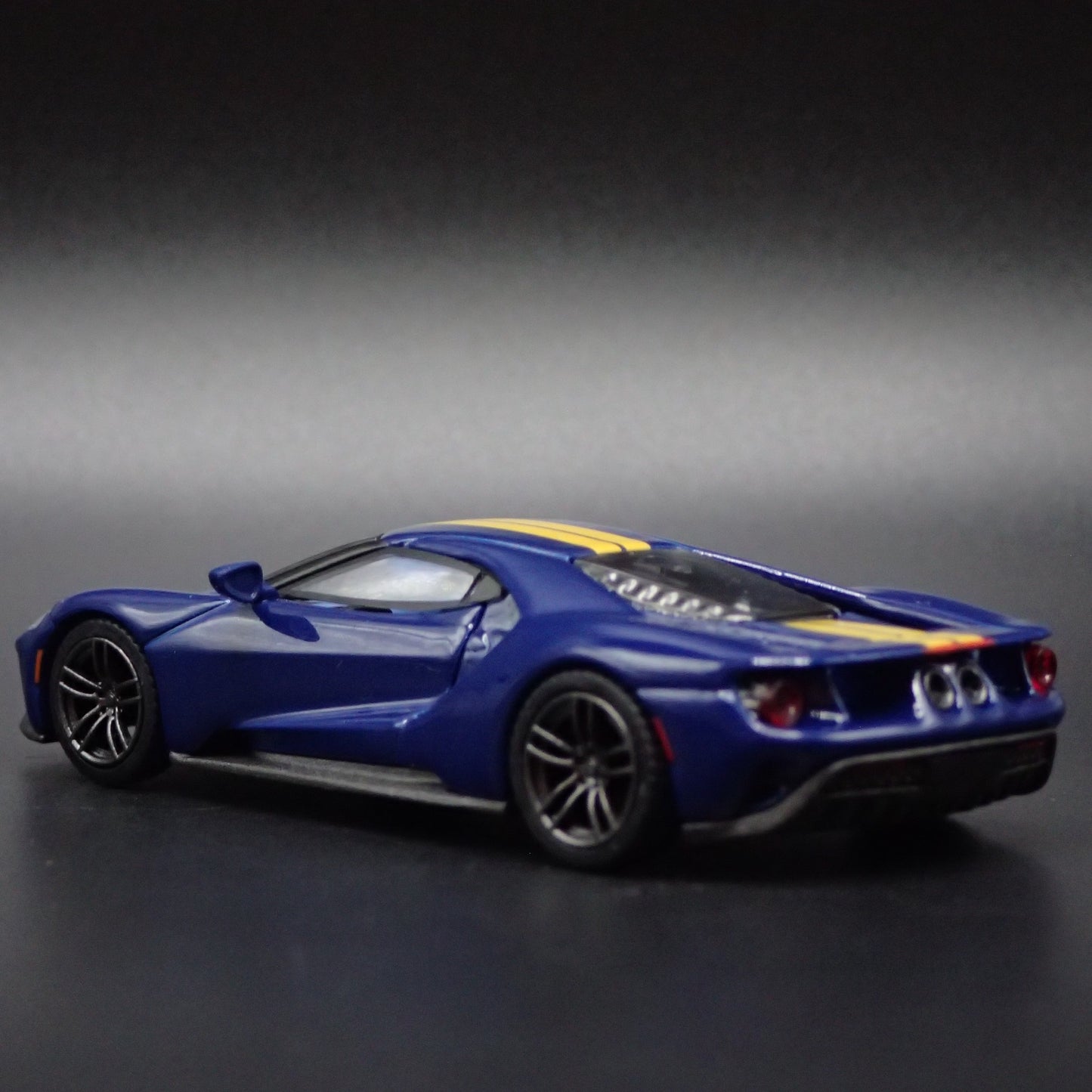 2017-2022 FORD GT SUPERCAR BLUE 1:64 SCALE COLLECTIBLE DIORAMA DIECAST MODEL CAR