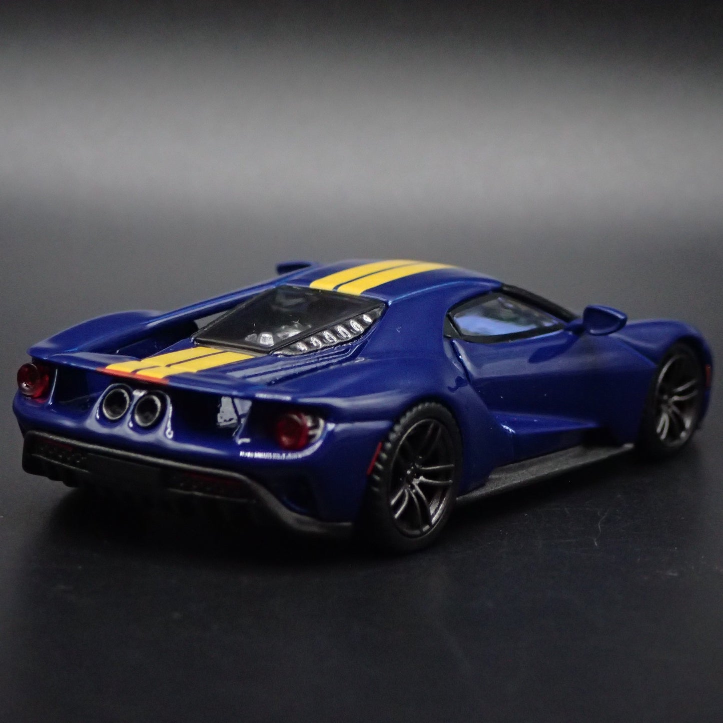 2017-2022 FORD GT SUPERCAR BLUE 1:64 SCALE COLLECTIBLE DIORAMA DIECAST MODEL CAR