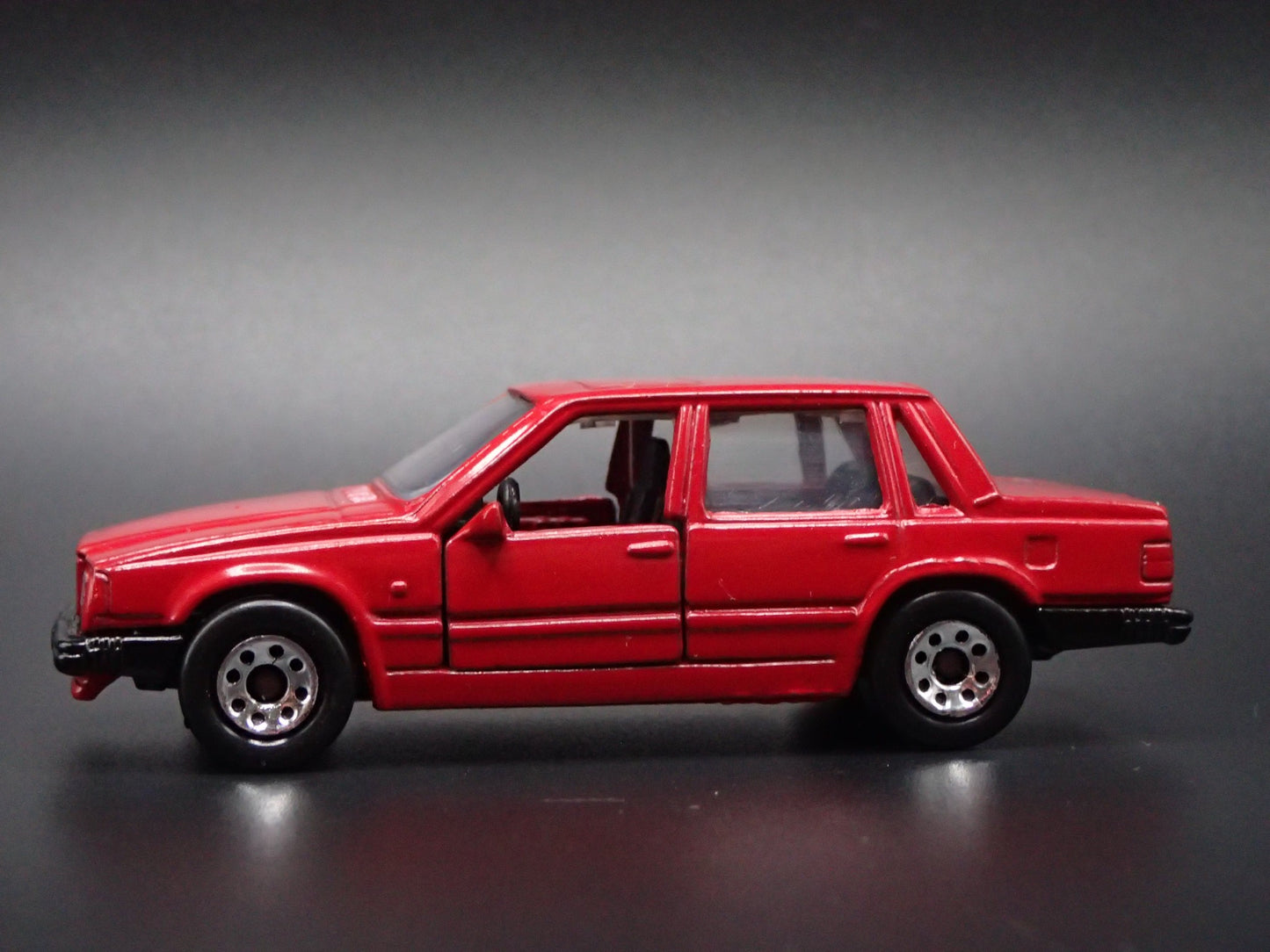 1982-1990 VOLVO 760 4 FOUR DOOR RED 1:64 SCALE DIORAMA DIECAST MODEL CAR