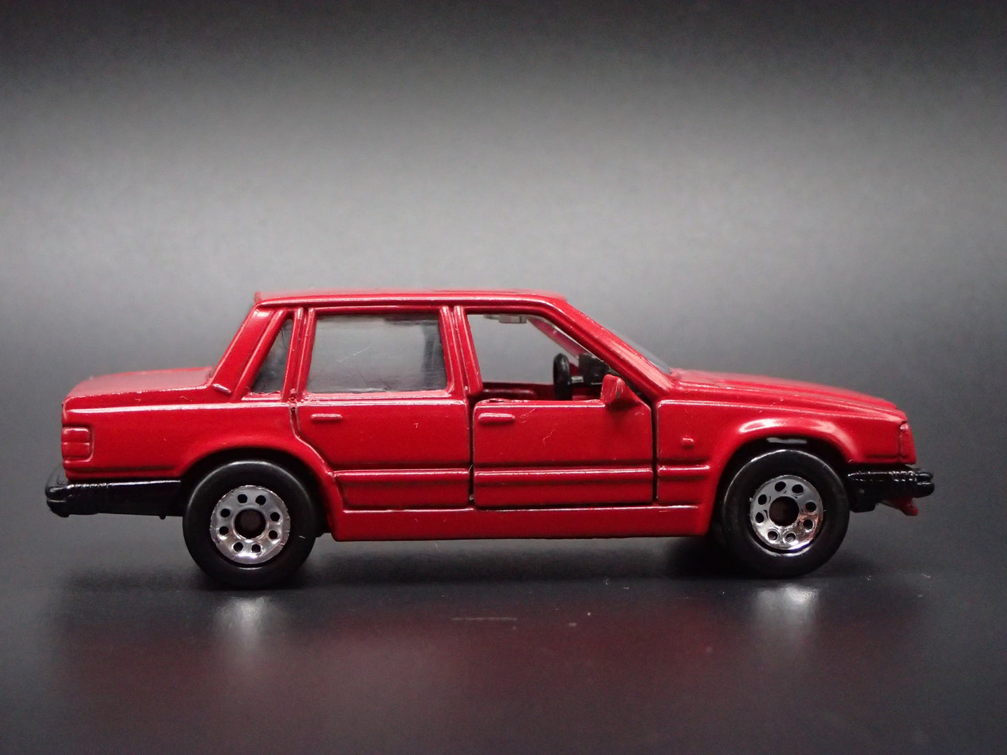 1982-1990 VOLVO 760 4 FOUR DOOR RED 1:64 SCALE DIORAMA DIECAST MODEL CAR