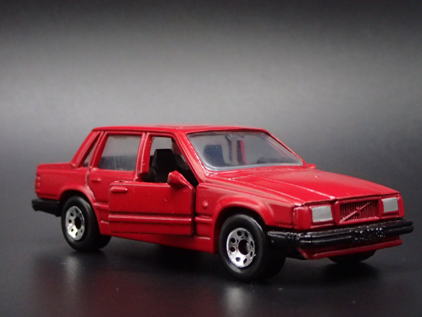 1982-1990 VOLVO 760 4 FOUR DOOR RED 1:64 SCALE DIORAMA DIECAST MODEL CAR