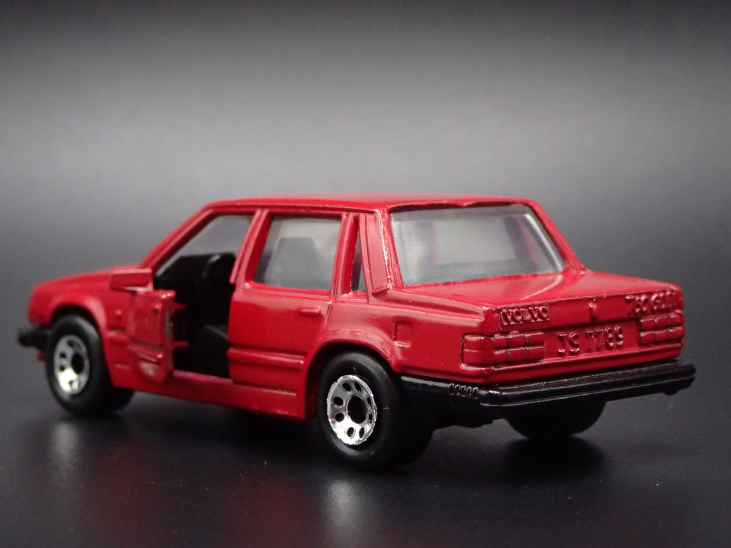 1982-1990 VOLVO 760 4 FOUR DOOR RED 1:64 SCALE DIORAMA DIECAST MODEL CAR