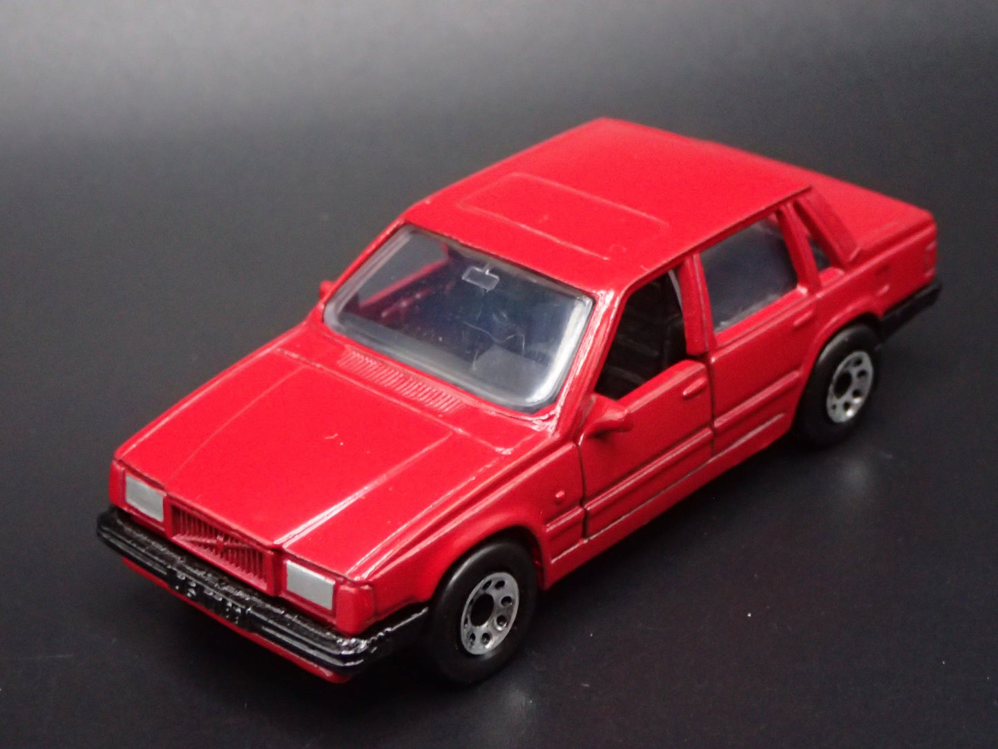 1982-1990 VOLVO 760 4 FOUR DOOR RED 1:64 SCALE DIORAMA DIECAST MODEL CAR
