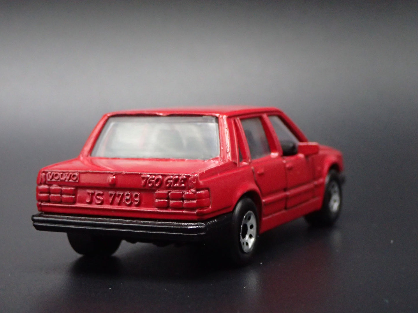 1982-1990 VOLVO 760 4 FOUR DOOR RED 1:64 SCALE DIORAMA DIECAST MODEL CAR
