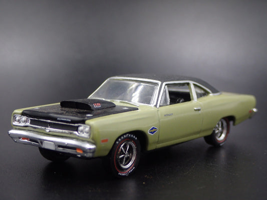 1969 69 PLYMOUTH ROAD RUNNER 440 6-PACK 1:64 SCALE DIORAMA DIECAST MODEL CAR