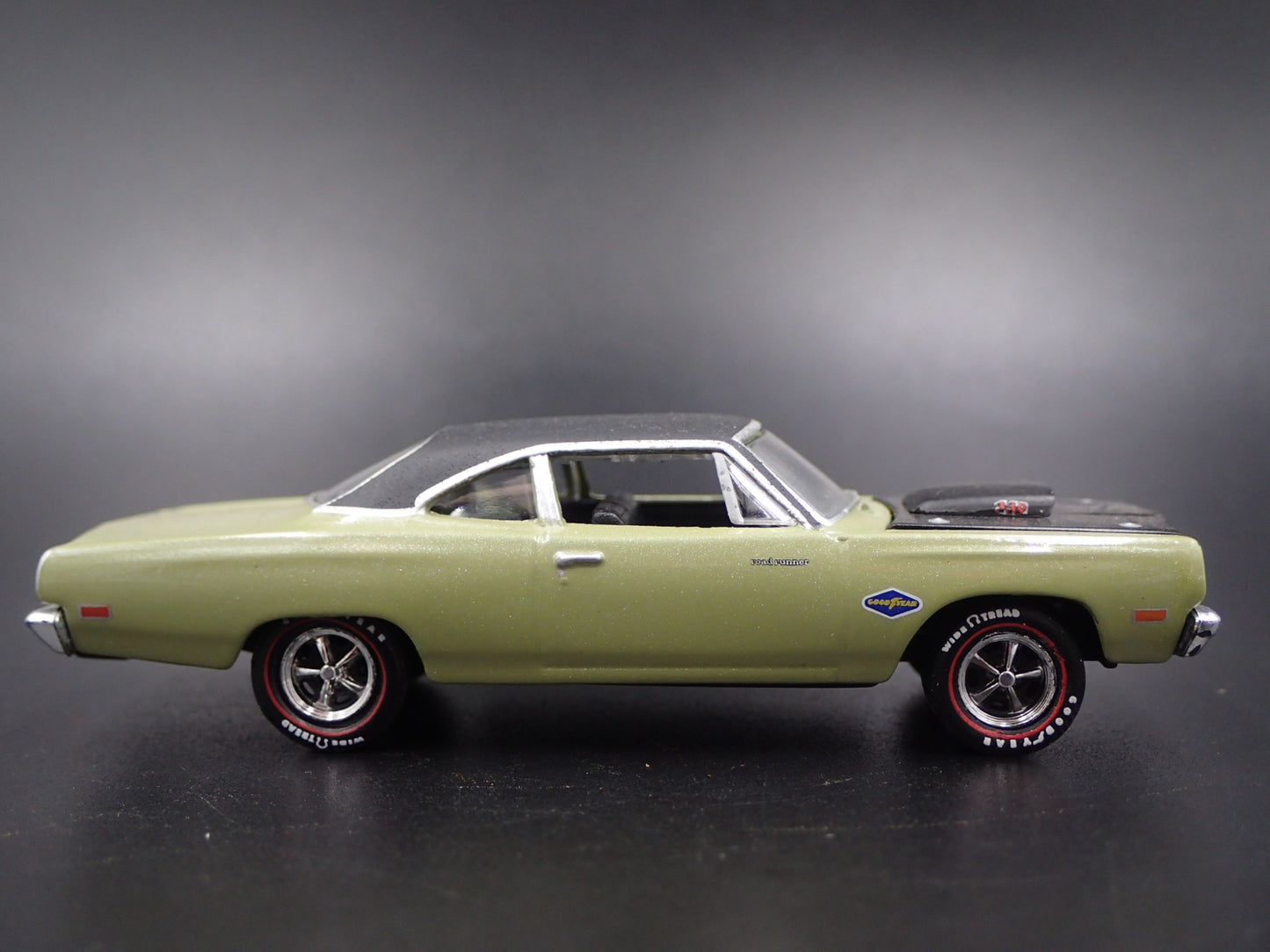1969 69 PLYMOUTH ROAD RUNNER 440 6-PACK 1:64 SCALE DIORAMA DIECAST MODEL CAR