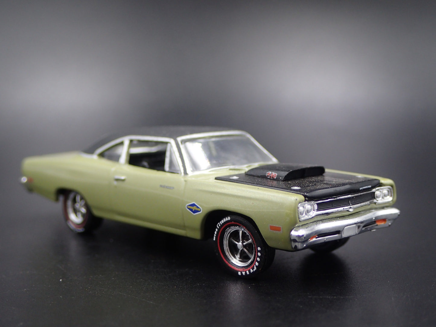 1969 69 PLYMOUTH ROAD RUNNER 440 6-PACK 1:64 SCALE DIORAMA DIECAST MODEL CAR