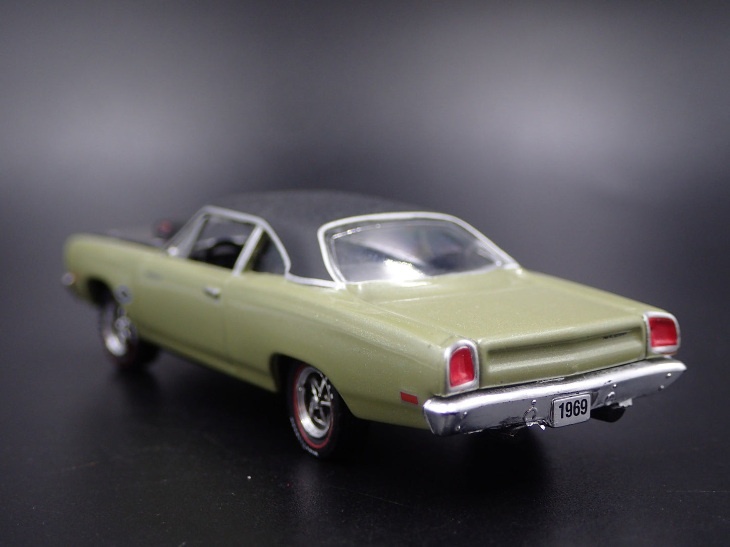 1969 69 PLYMOUTH ROAD RUNNER 440 6-PACK 1:64 SCALE DIORAMA DIECAST MODEL CAR