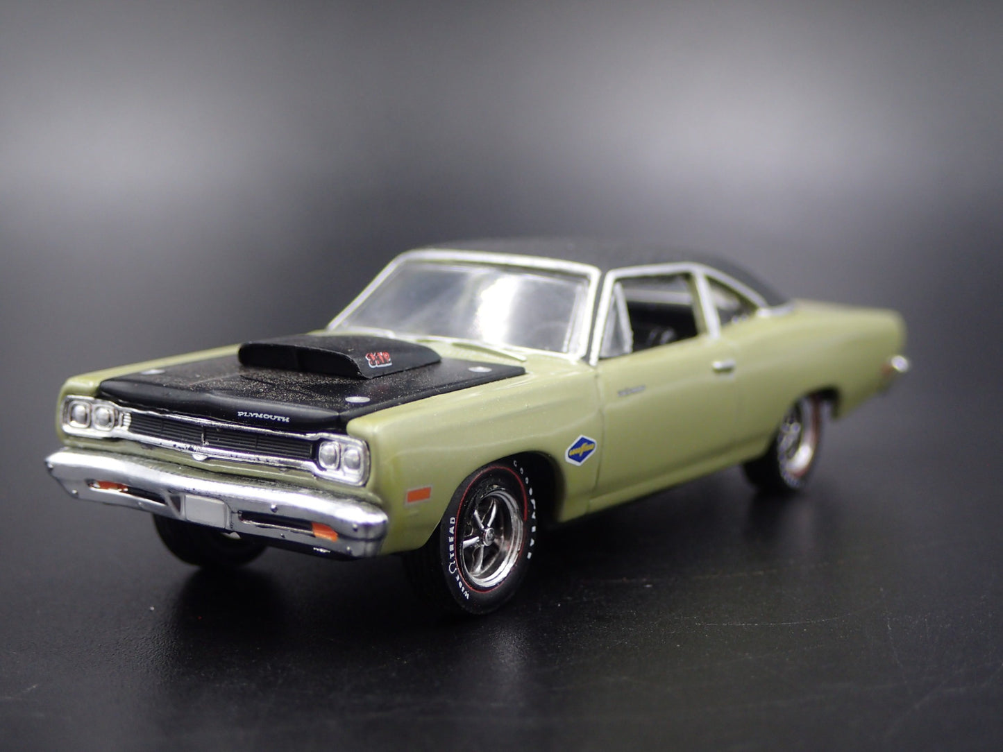 1969 69 PLYMOUTH ROAD RUNNER 440 6-PACK 1:64 SCALE DIORAMA DIECAST MODEL CAR