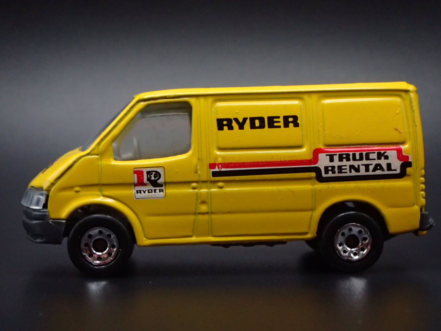 FORD TRANSIT VAN RYDER RENTAL TRUCK YELLOW 1:64 SCALE DIORAMA DIECAST MODEL CAR