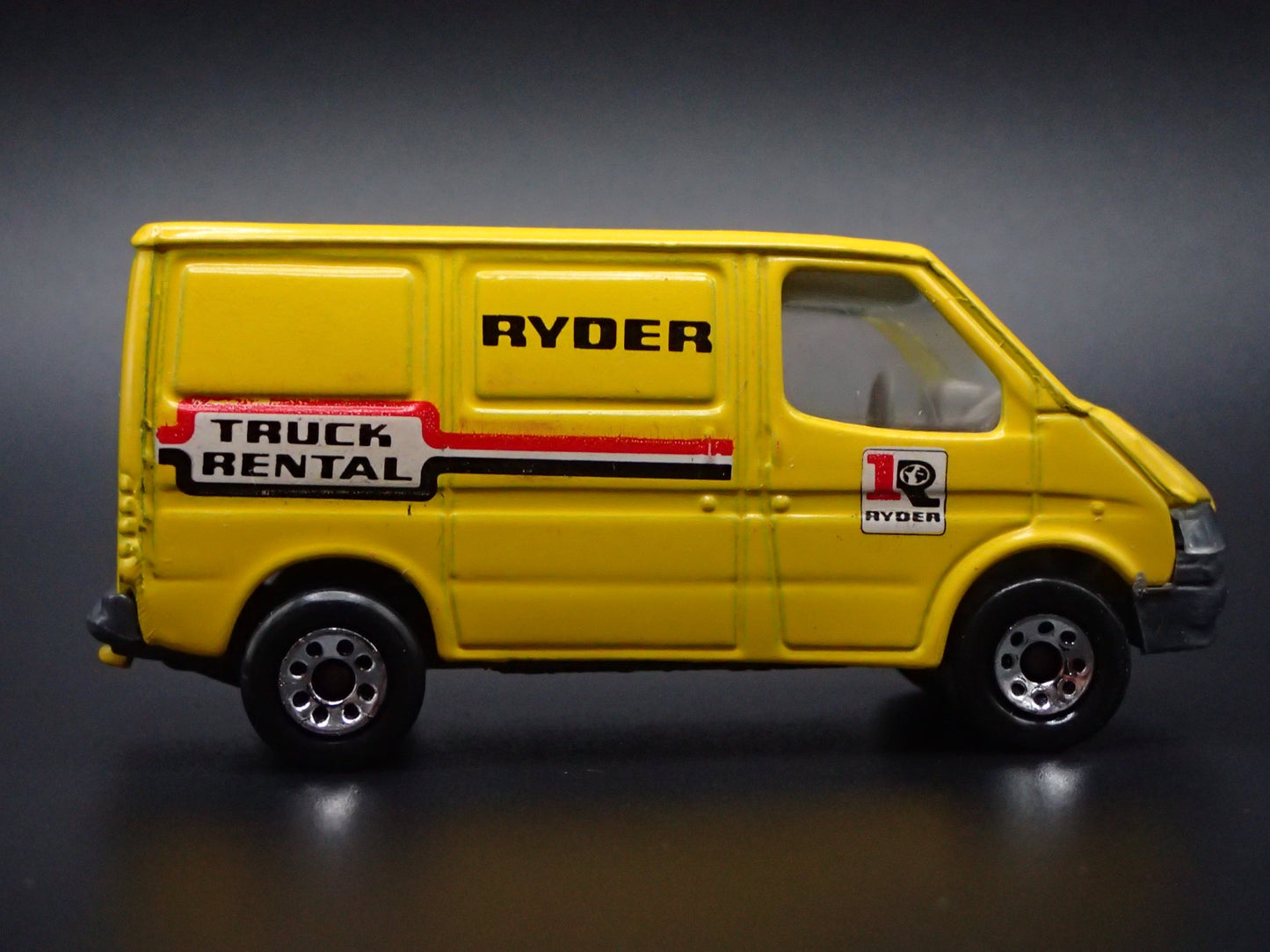 FORD TRANSIT VAN RYDER RENTAL TRUCK YELLOW 1:64 SCALE DIORAMA DIECAST MODEL CAR