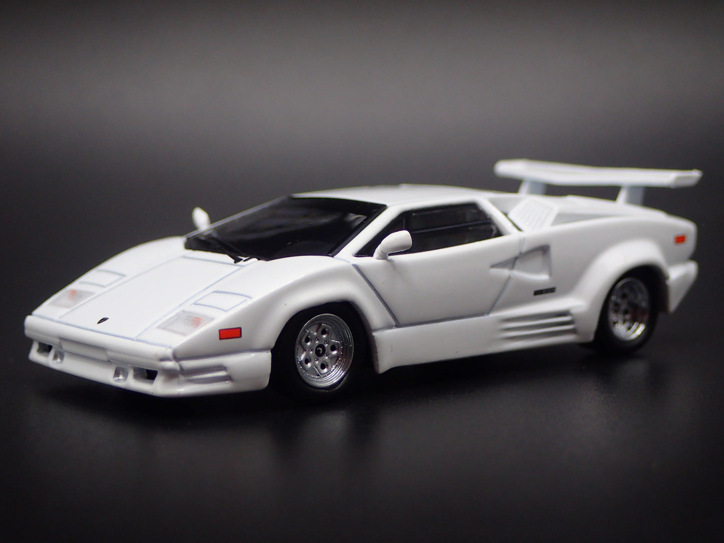 LAMBORGHINI COUNTACH 25TH ANNIVERSARY WHITE 1:64 SCALE DIORAMA DIECAST MODEL CAR