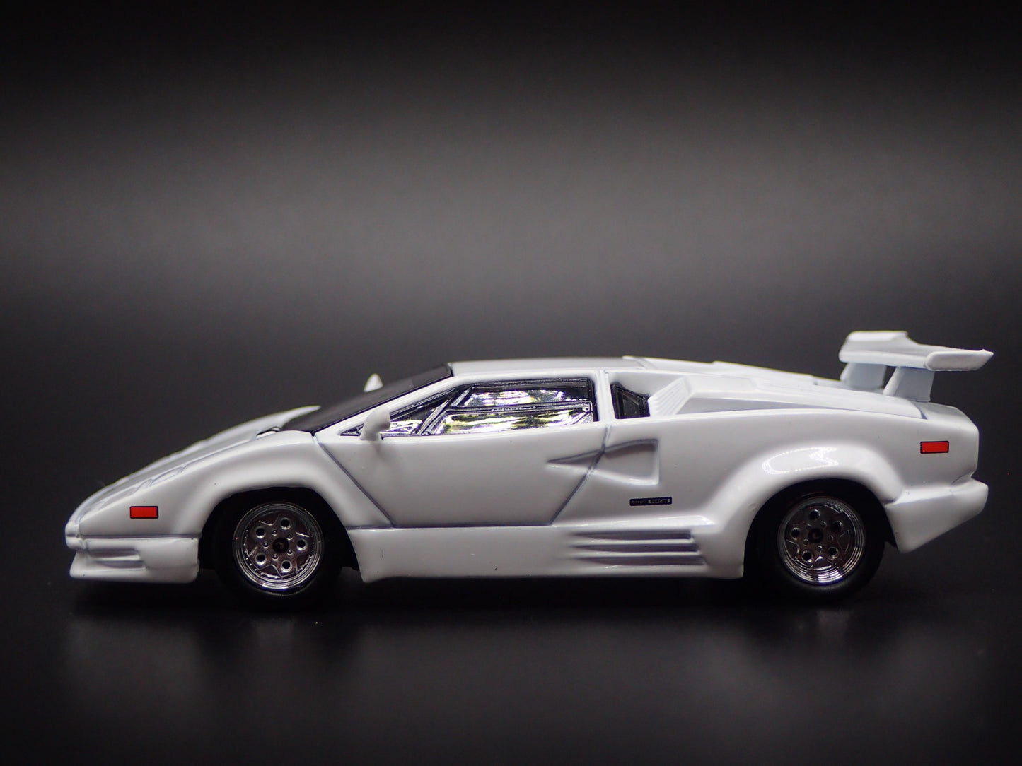 LAMBORGHINI COUNTACH 25TH ANNIVERSARY WHITE 1:64 SCALE DIORAMA DIECAST MODEL CAR