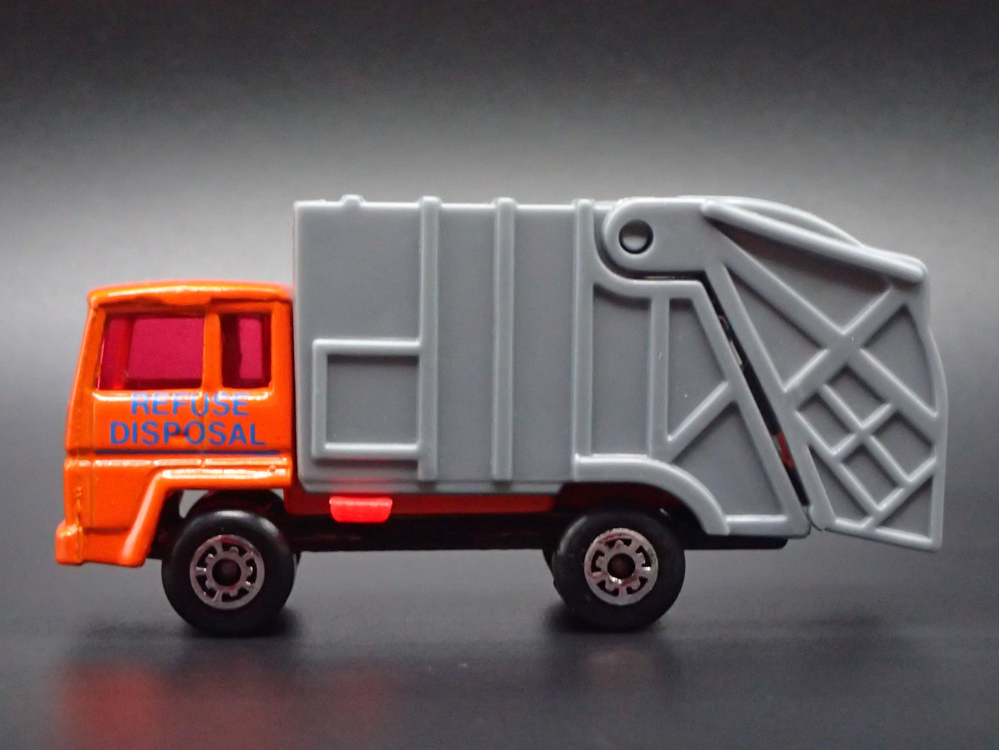 VINTAGE GARBAGE RECYCLING TRASH TRUCK 1/64 MB SCALE DIORAMA DIECAST MODEL CAR