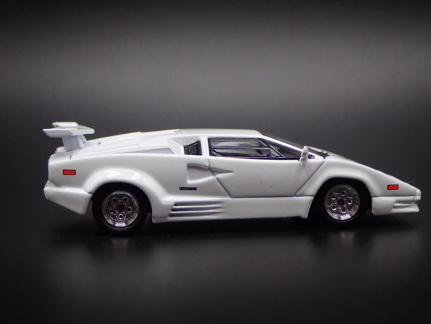 LAMBORGHINI COUNTACH 25TH ANNIVERSARY WHITE 1:64 SCALE DIORAMA DIECAST MODEL CAR