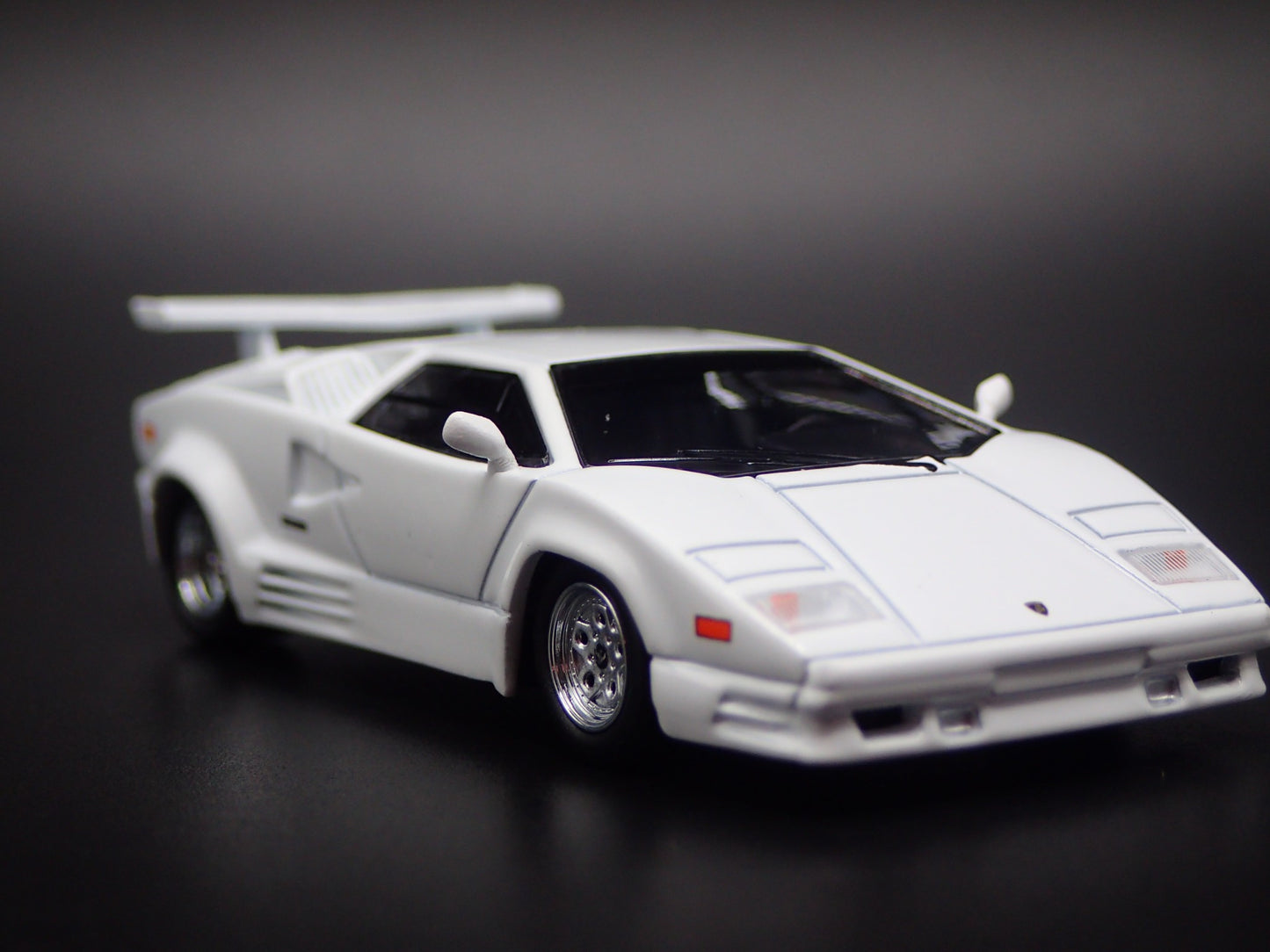 LAMBORGHINI COUNTACH 25TH ANNIVERSARY WHITE 1:64 SCALE DIORAMA DIECAST MODEL CAR