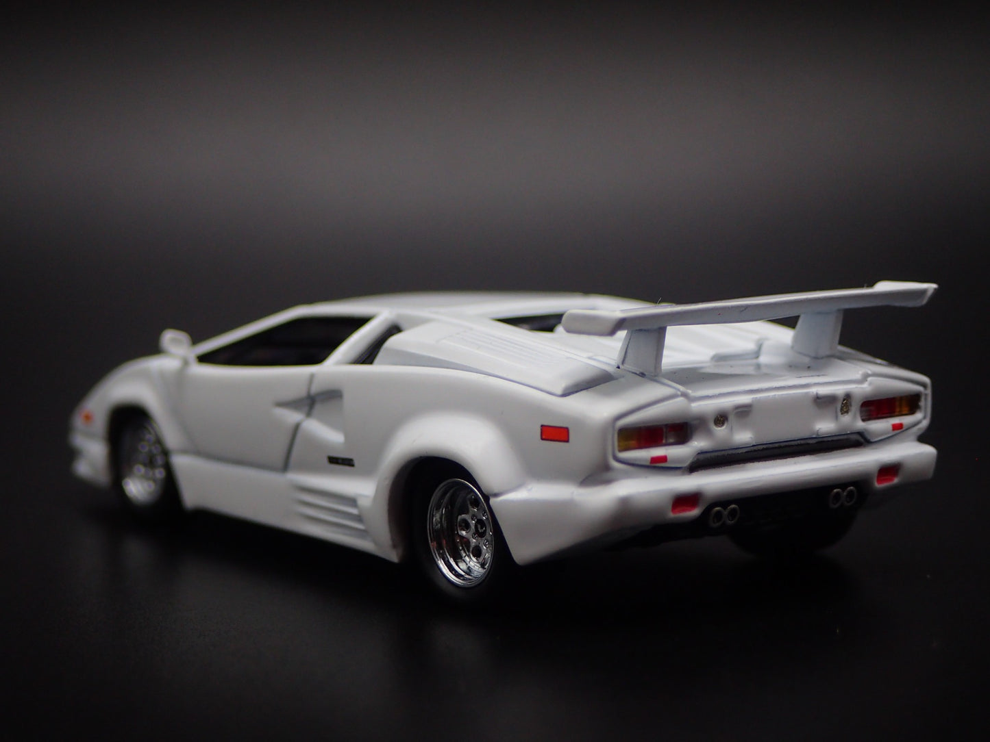 LAMBORGHINI COUNTACH 25TH ANNIVERSARY WHITE 1:64 SCALE DIORAMA DIECAST MODEL CAR