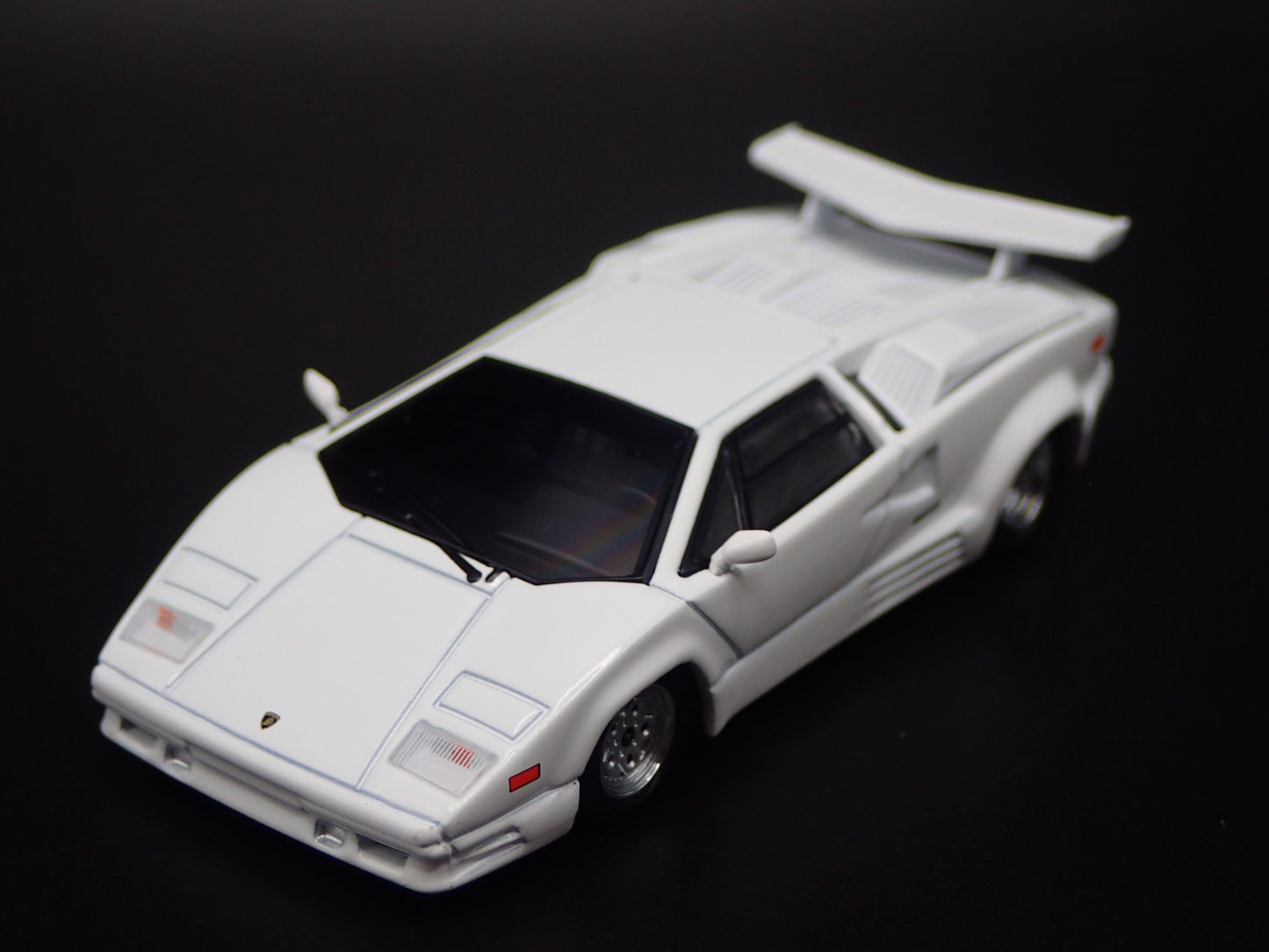 LAMBORGHINI COUNTACH 25TH ANNIVERSARY WHITE 1:64 SCALE DIORAMA DIECAST MODEL CAR