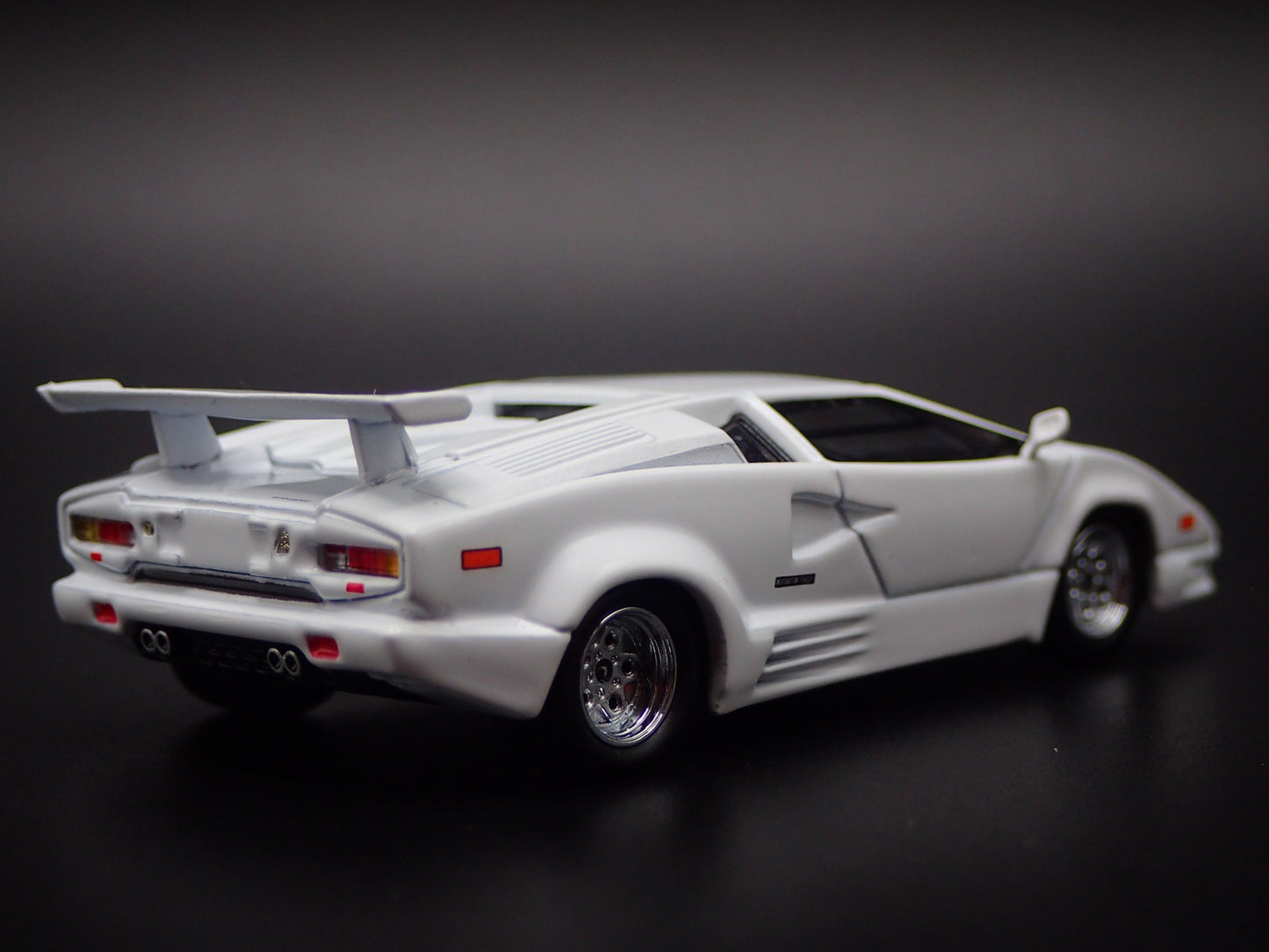 LAMBORGHINI COUNTACH 25TH ANNIVERSARY WHITE 1:64 SCALE DIORAMA DIECAST MODEL CAR
