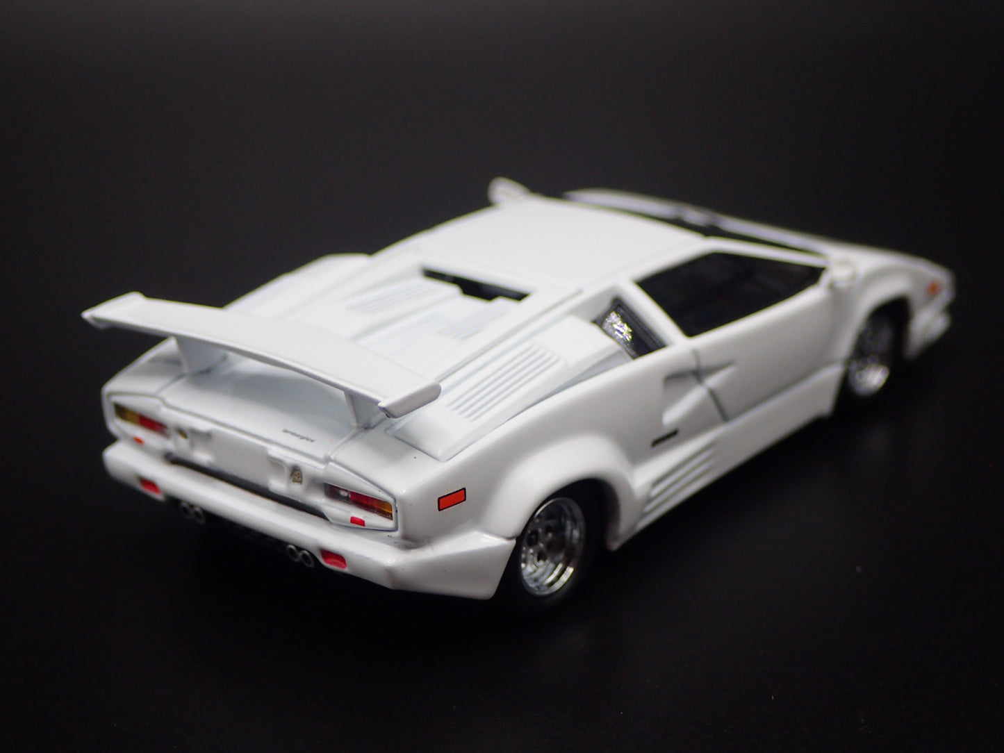 LAMBORGHINI COUNTACH 25TH ANNIVERSARY WHITE 1:64 SCALE DIORAMA DIECAST MODEL CAR