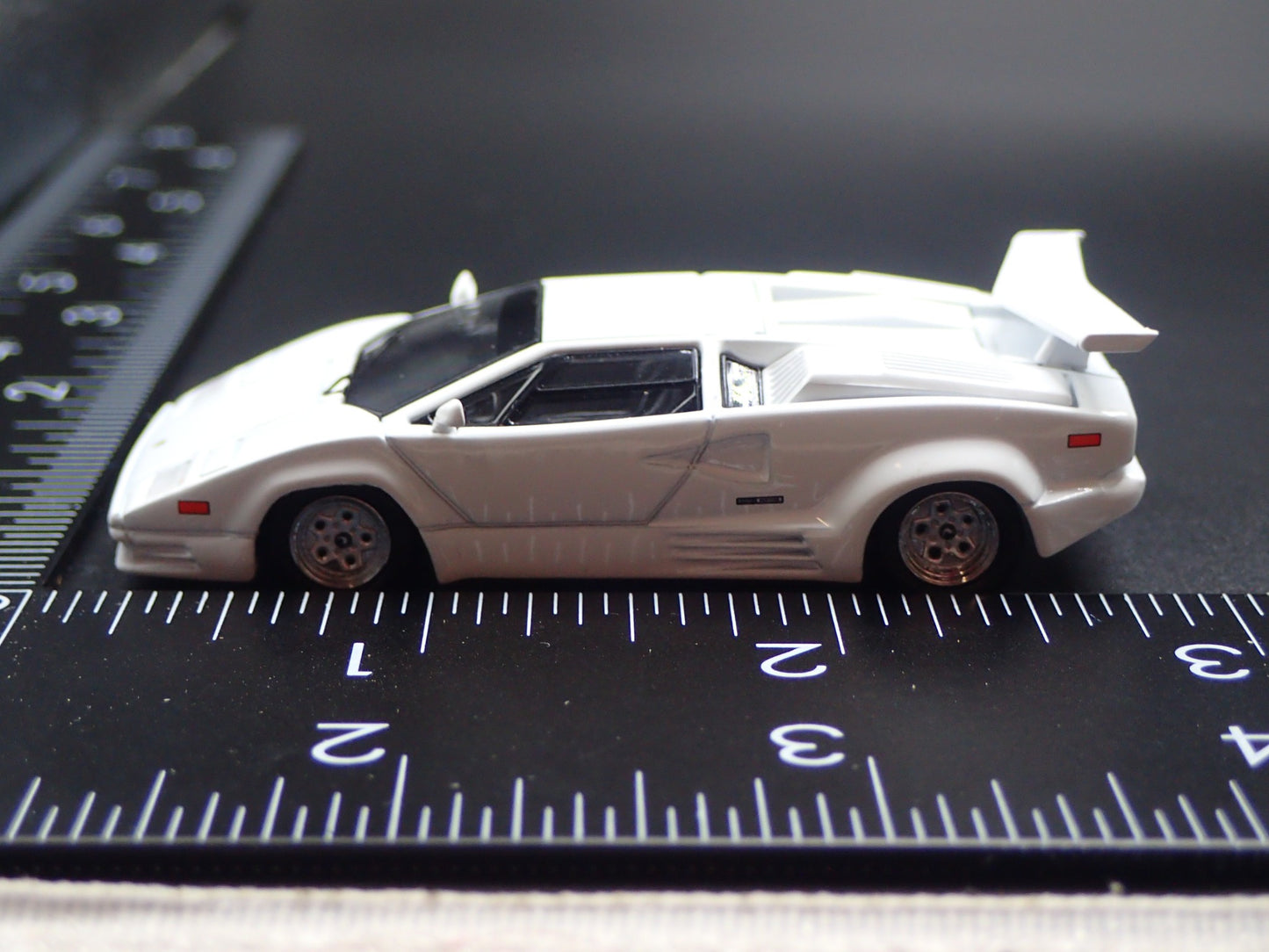 LAMBORGHINI COUNTACH 25TH ANNIVERSARY WHITE 1:64 SCALE DIORAMA DIECAST MODEL CAR