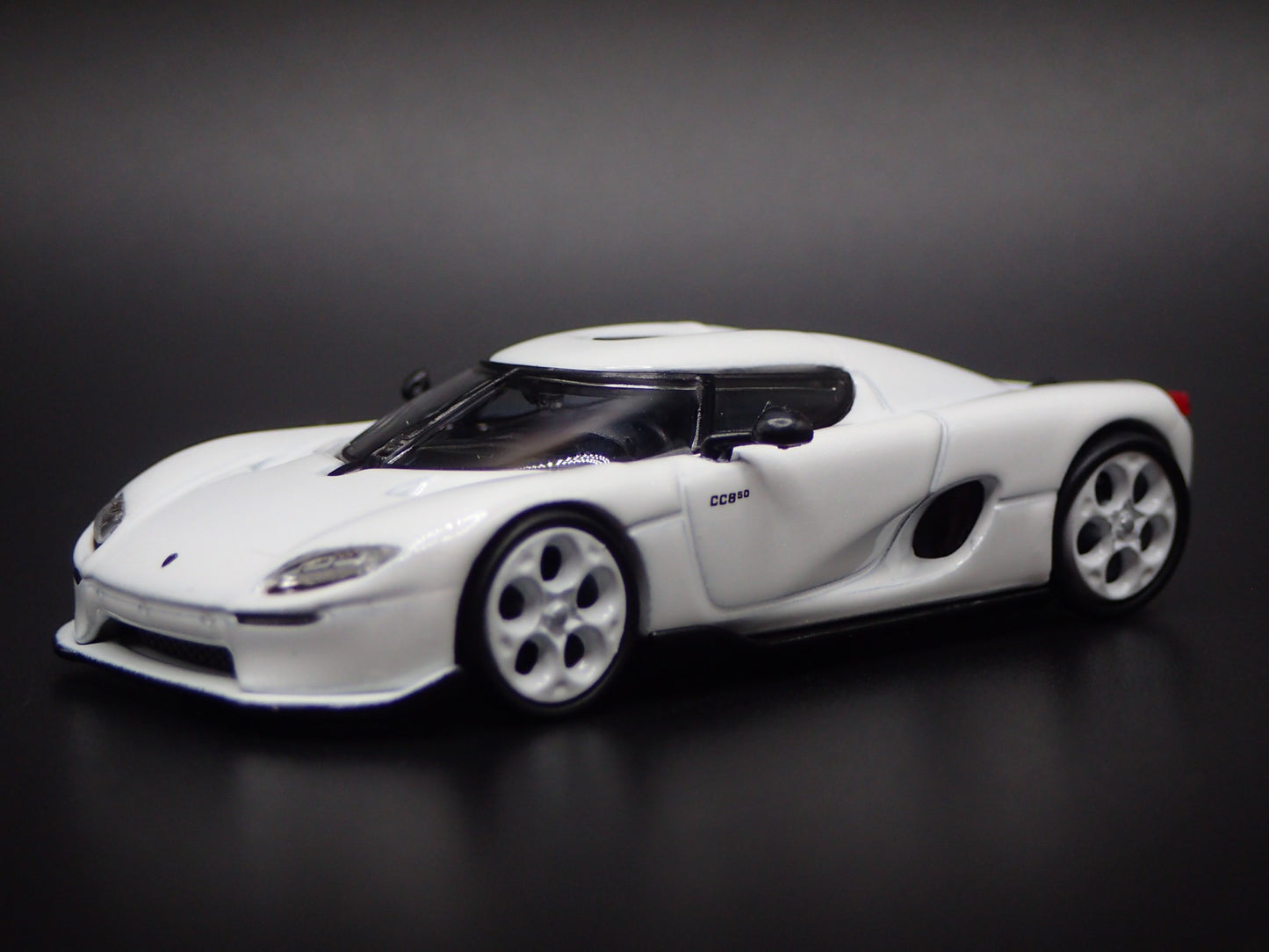 2024-2025 KOENIGSEGG CC850 SUPER CAR WHITE 1:64 SCALE DIORAMA DIECAST MODEL CAR