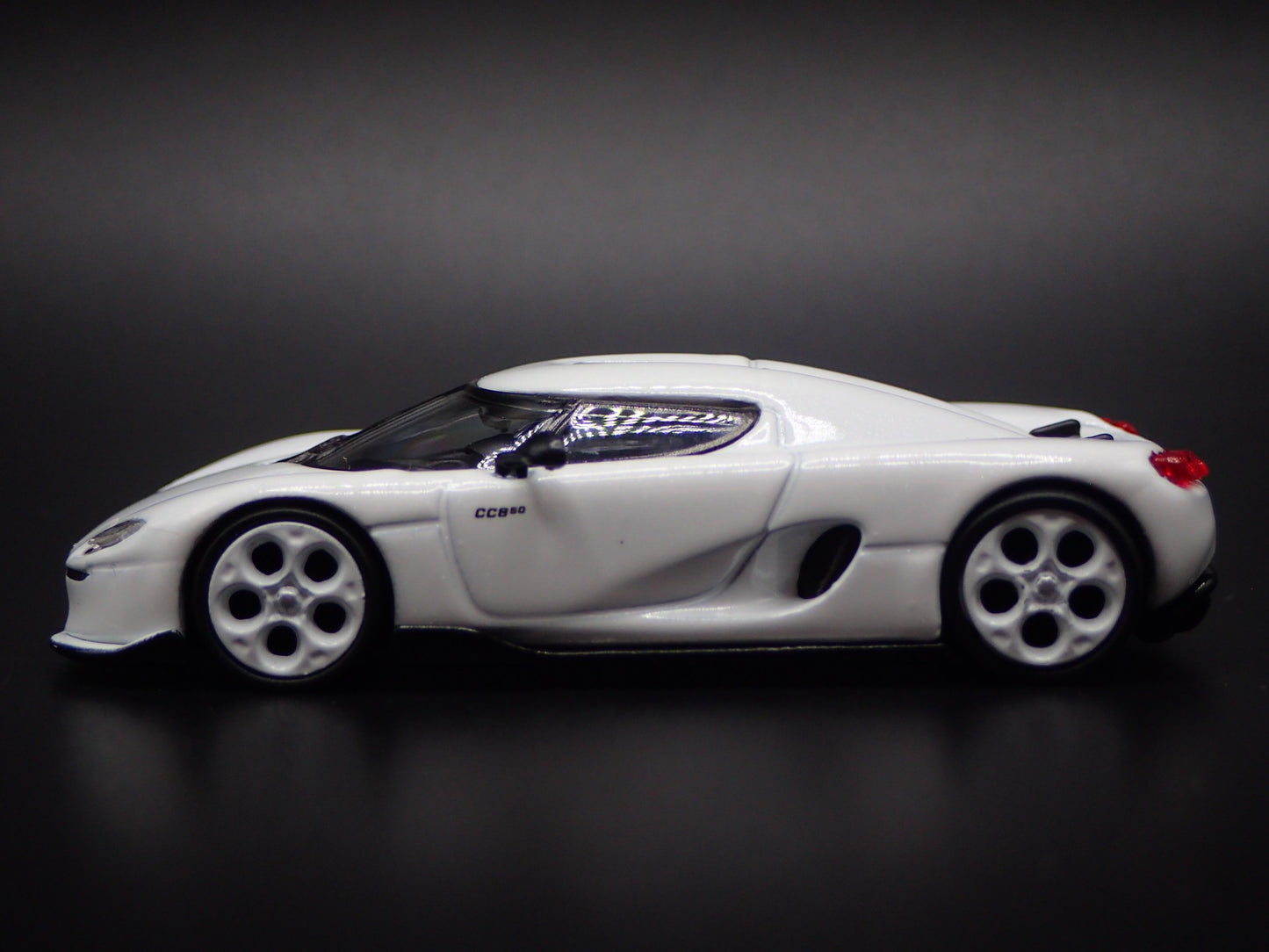 2024-2025 KOENIGSEGG CC850 SUPER CAR WHITE 1:64 SCALE DIORAMA DIECAST MODEL CAR