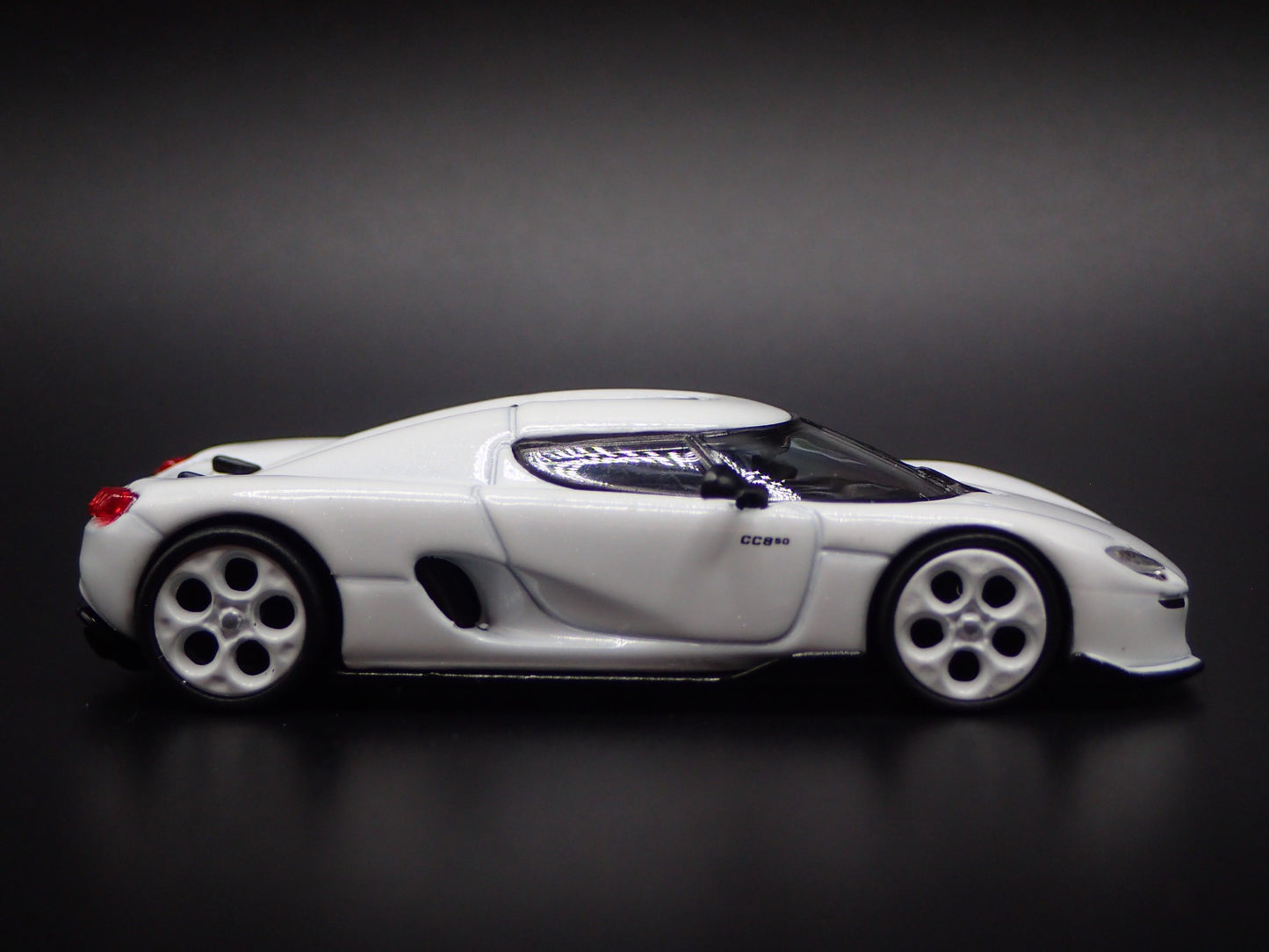 2024-2025 KOENIGSEGG CC850 SUPER CAR WHITE 1:64 SCALE DIORAMA DIECAST MODEL CAR