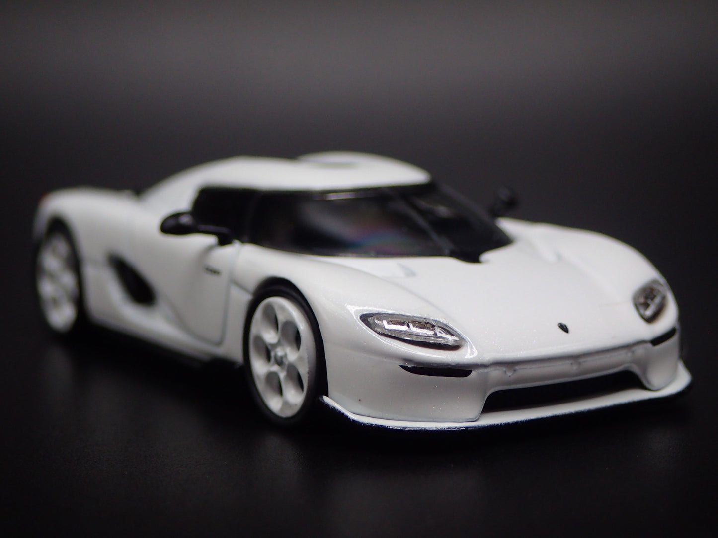 2024-2025 KOENIGSEGG CC850 SUPER CAR WHITE 1:64 SCALE DIORAMA DIECAST MODEL CAR