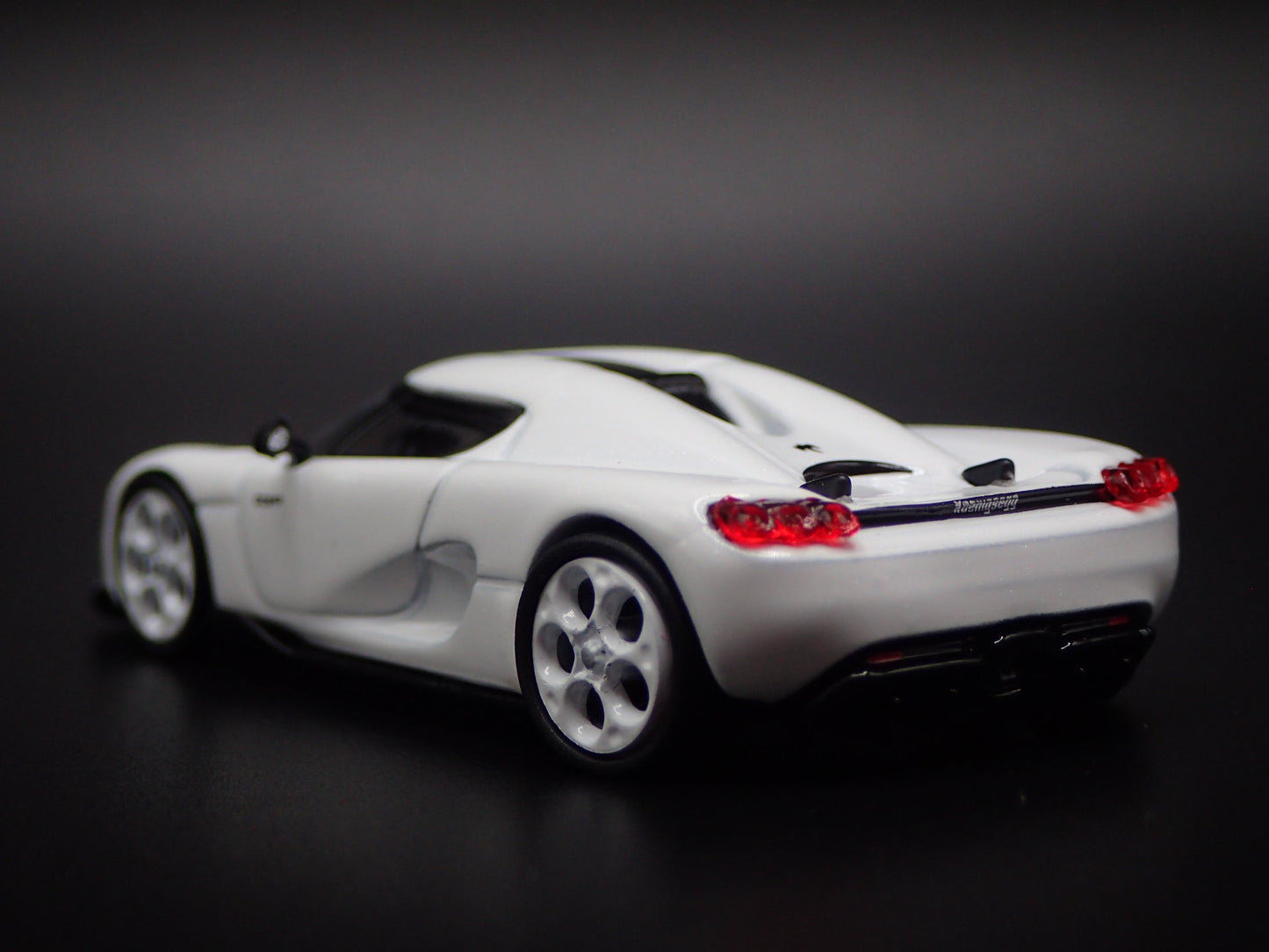 2024-2025 KOENIGSEGG CC850 SUPER CAR WHITE 1:64 SCALE DIORAMA DIECAST MODEL CAR