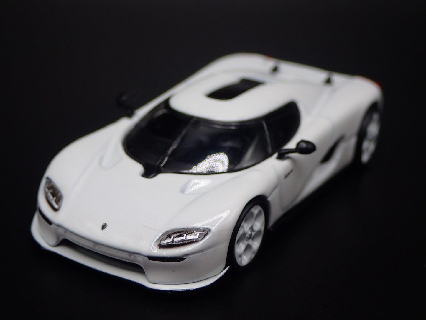 2024-2025 KOENIGSEGG CC850 SUPER CAR WHITE 1:64 SCALE DIORAMA DIECAST MODEL CAR