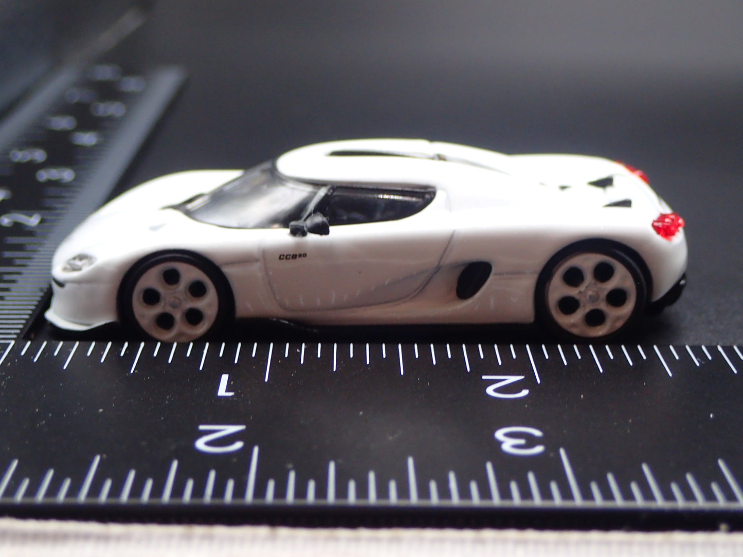2024-2025 KOENIGSEGG CC850 SUPER CAR WHITE 1:64 SCALE DIORAMA DIECAST MODEL CAR