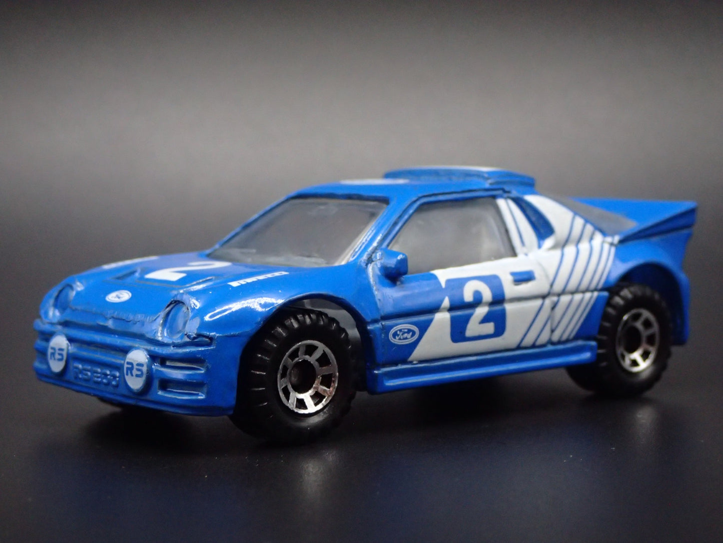 1984-1986 FORD RS 200 RACE CAR 1:64 SCALE COLLECTIBLE DIORAMA DIECAST MODEL CAR