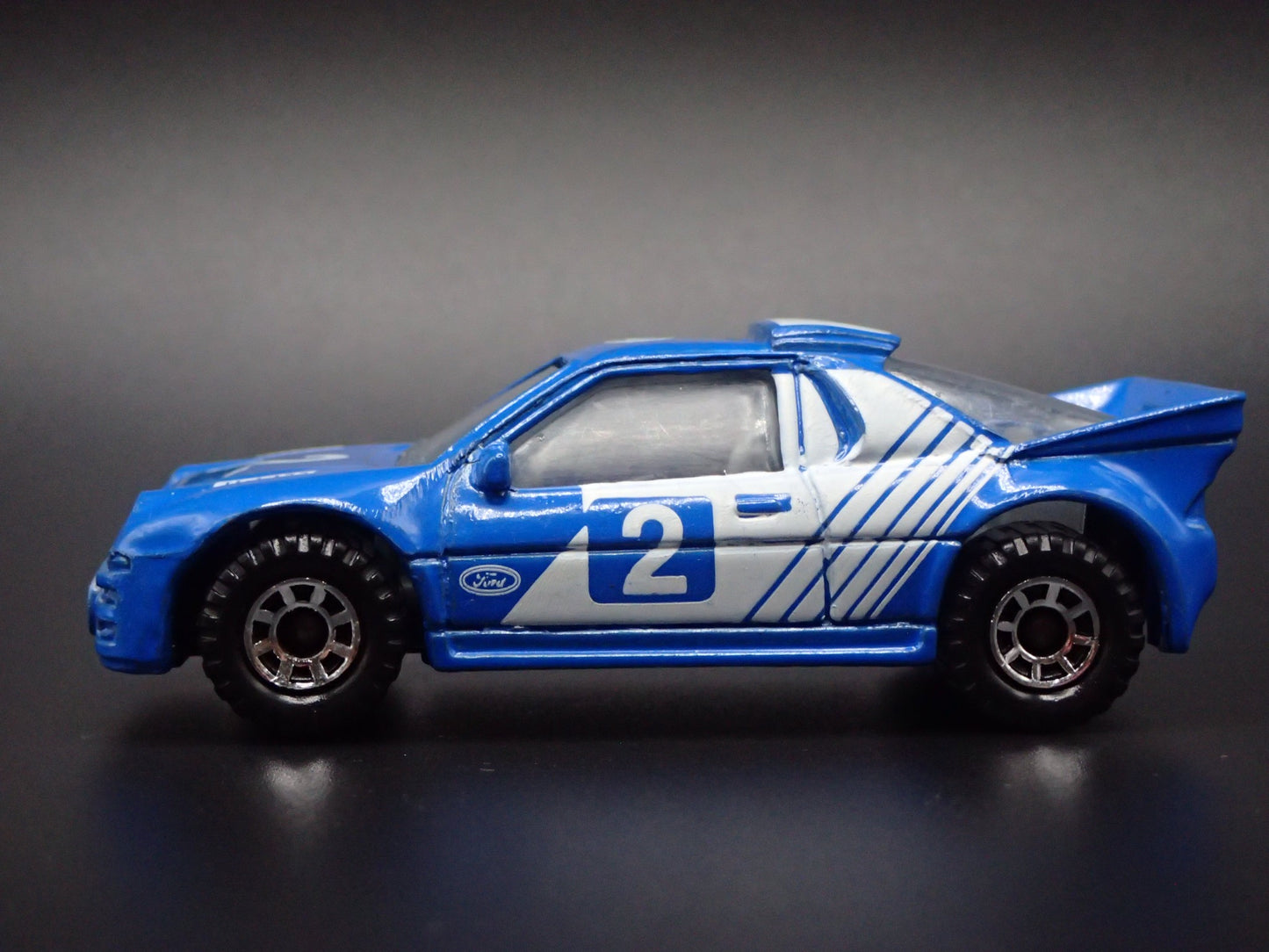 1984-1986 FORD RS 200 RACE CAR 1:64 SCALE COLLECTIBLE DIORAMA DIECAST MODEL CAR